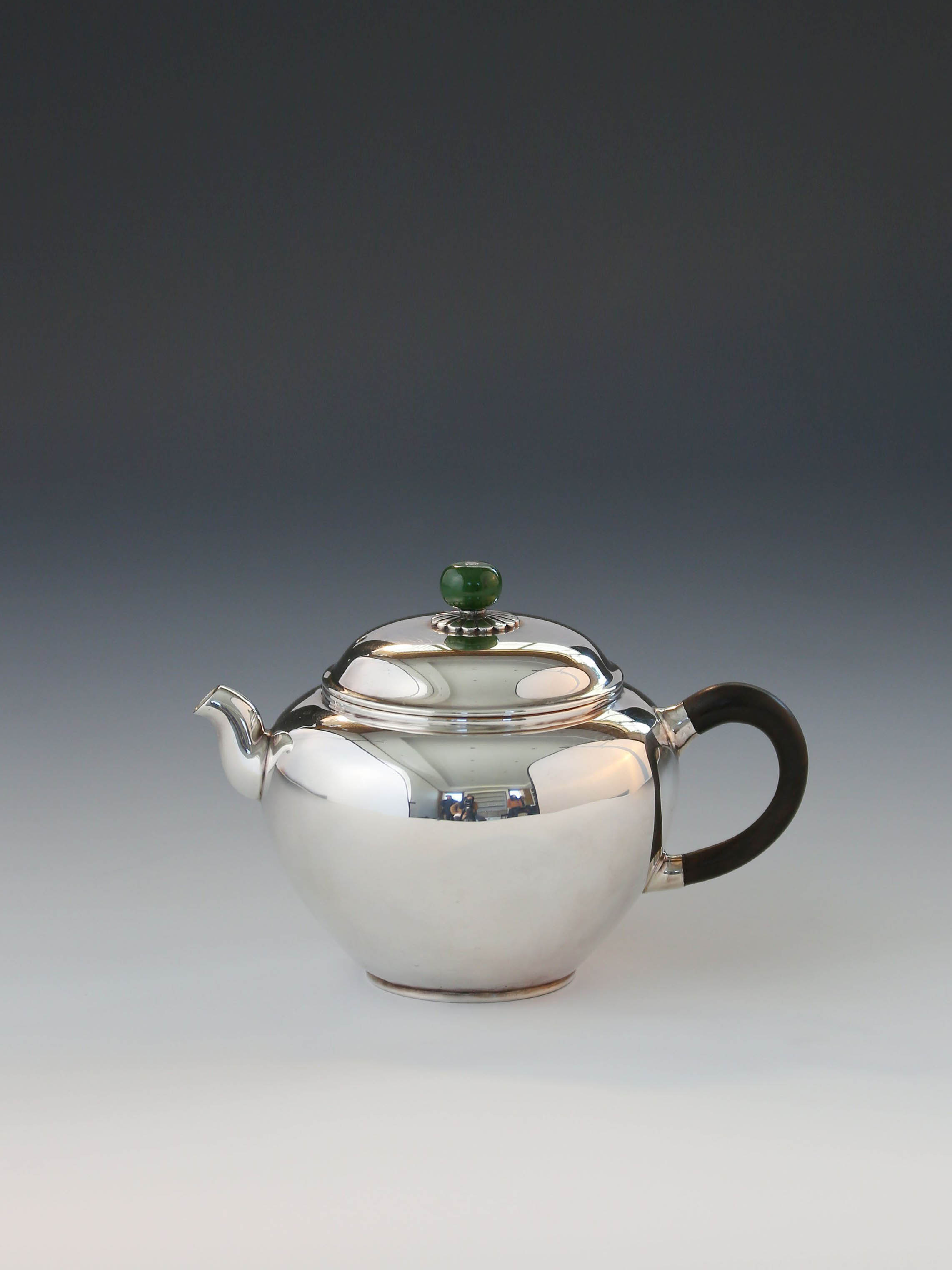 Pick a teapot with plain noodles/chopped raisins/grapes
