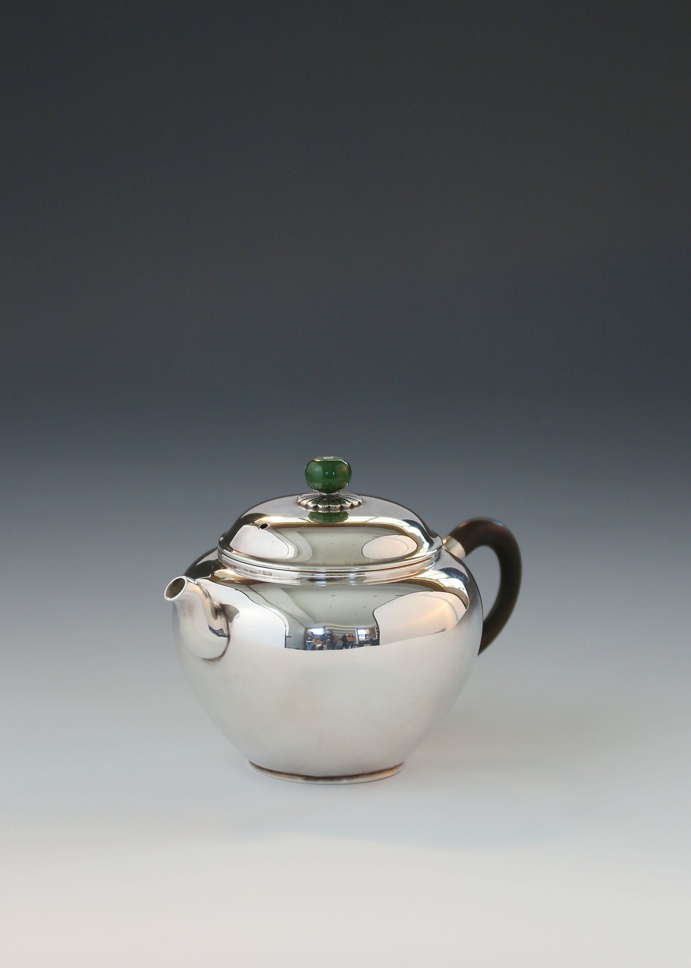 Pick a teapot with plain noodles/chopped raisins/grapes