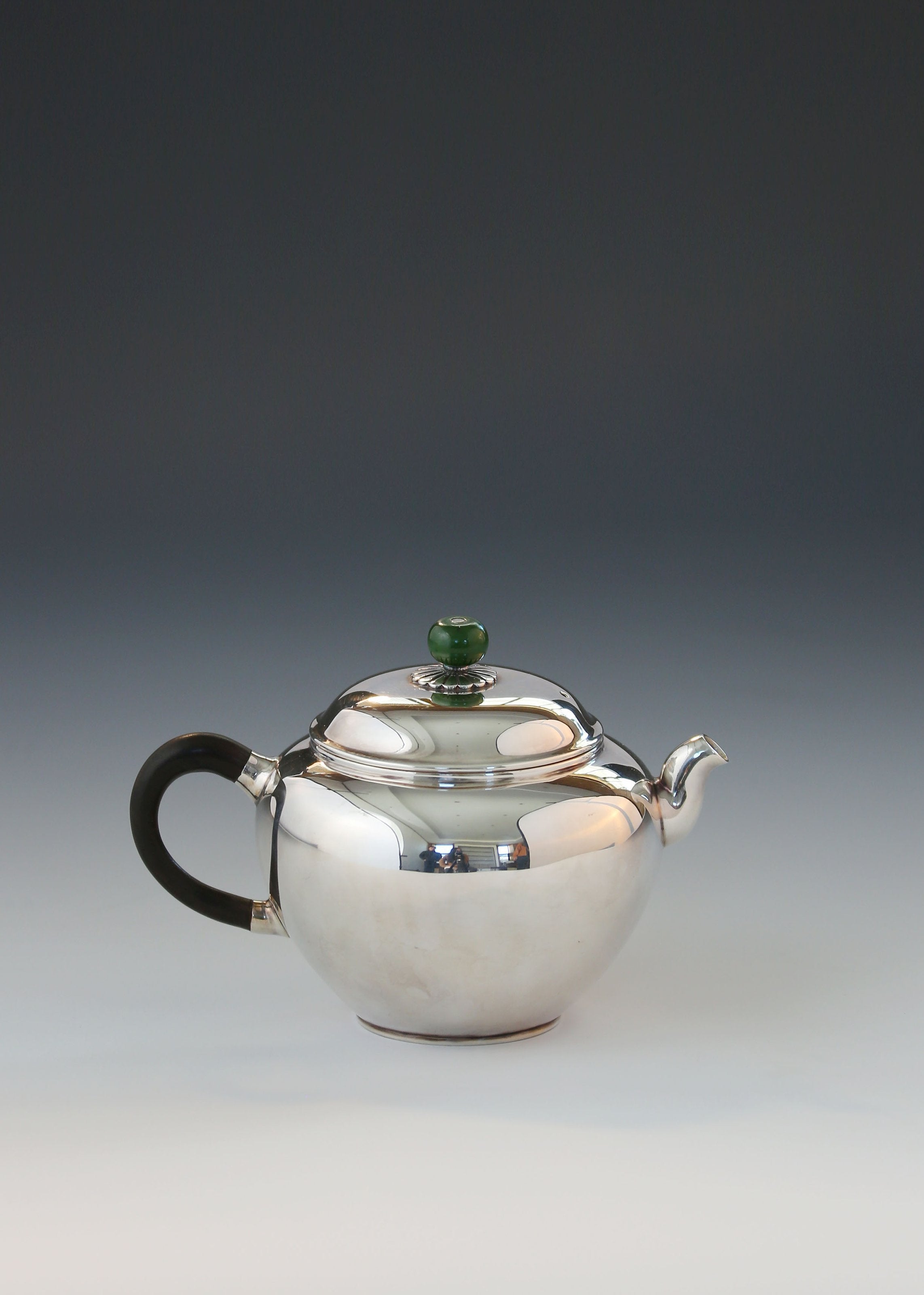 Pick a teapot with plain noodles/chopped raisins/grapes