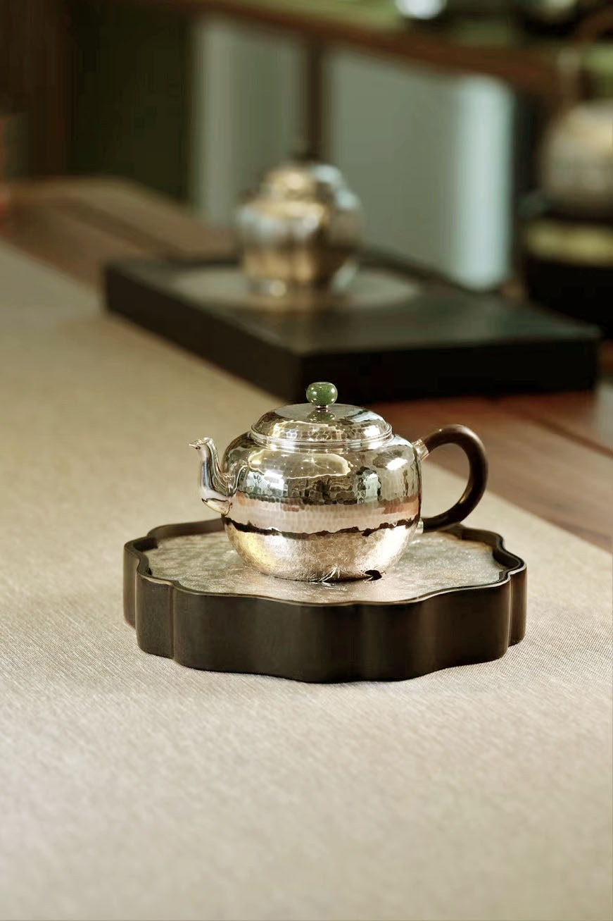 Pick a teapot with plain noodles/chopped raisins/grapes