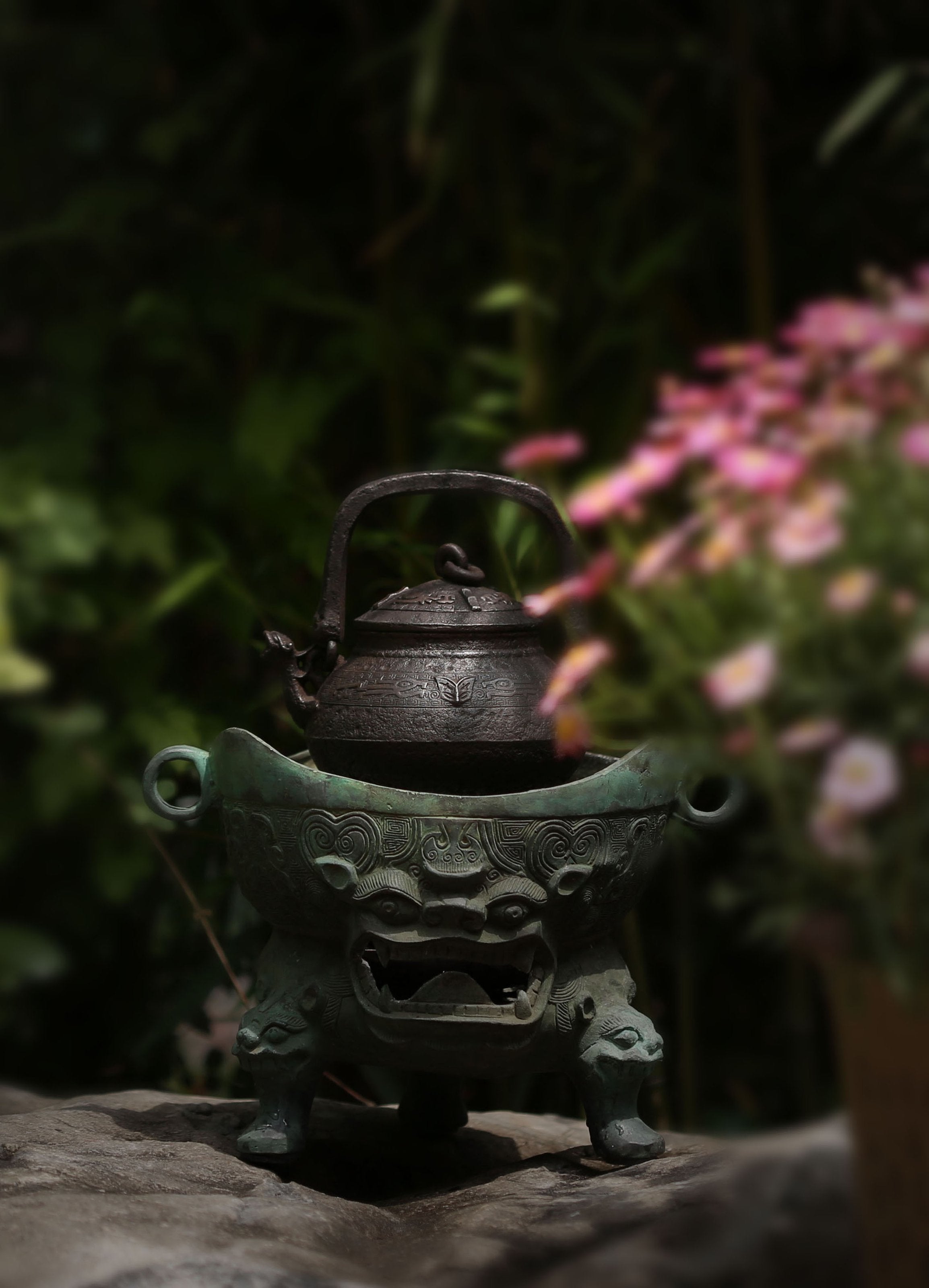 Second Generation Qin Zangliu / First Generation Zangliu Beast Mouth Iron Kettle