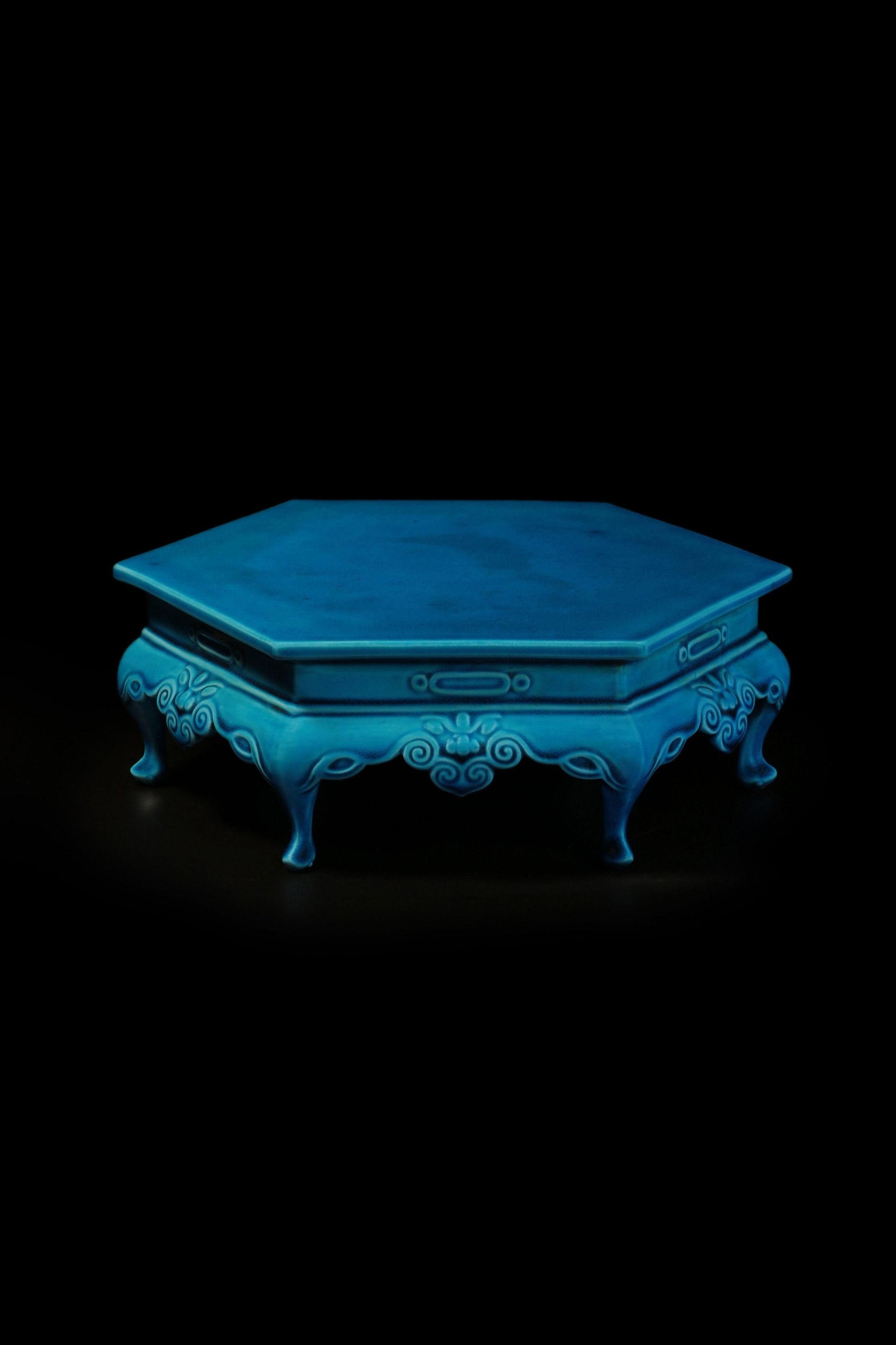 Hexagonal table in peacock blue (Falconite)