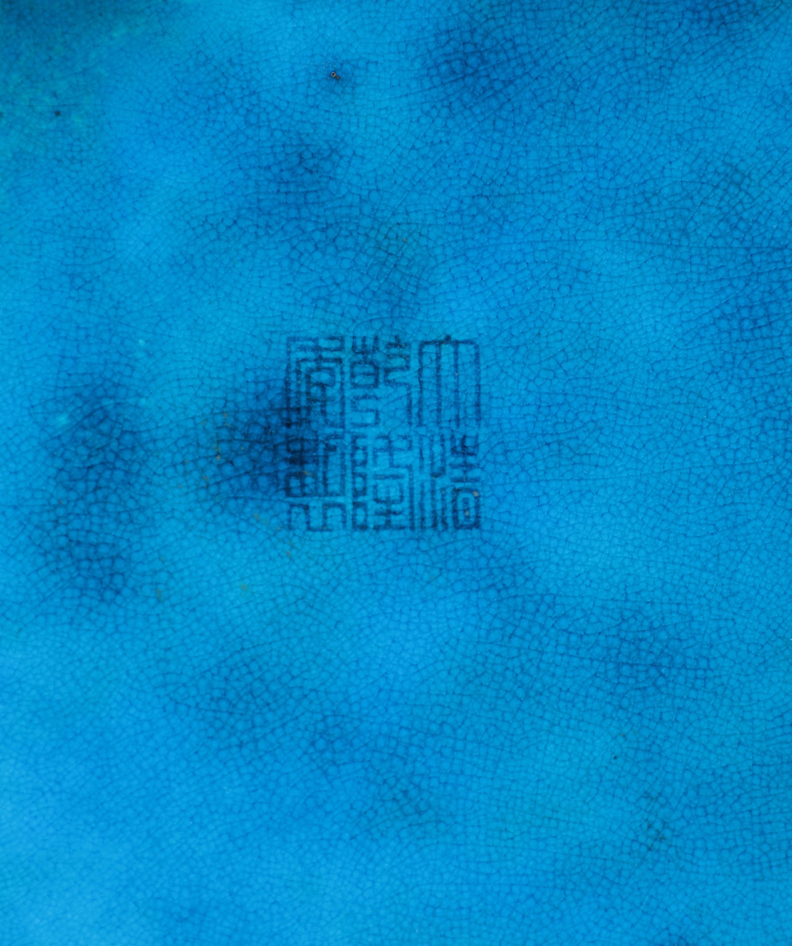 Hexagonal table in peacock blue (Falconite)