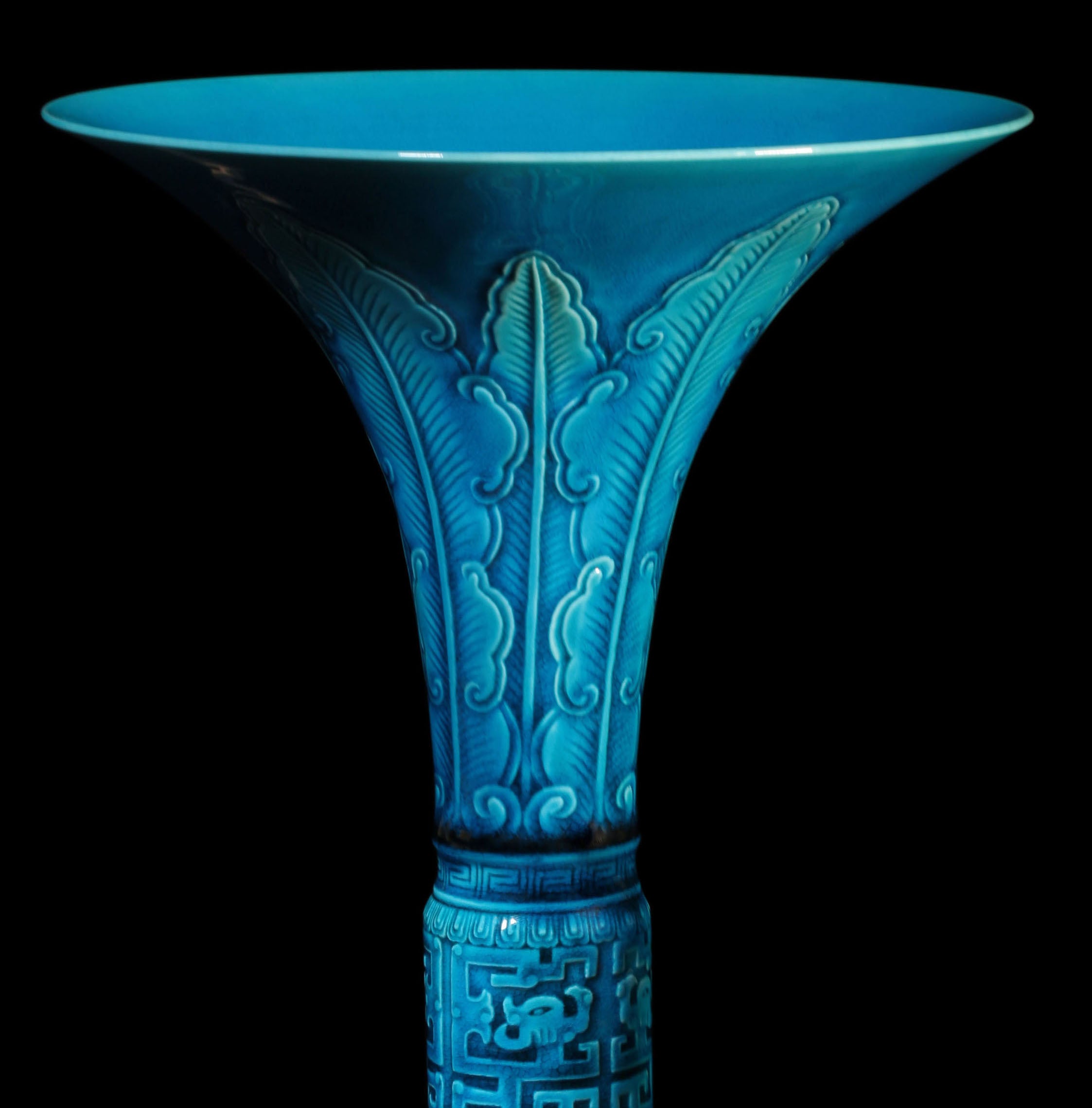 Tu Jinghua's jade-inlaid arched banana leaf and kui pattern gu