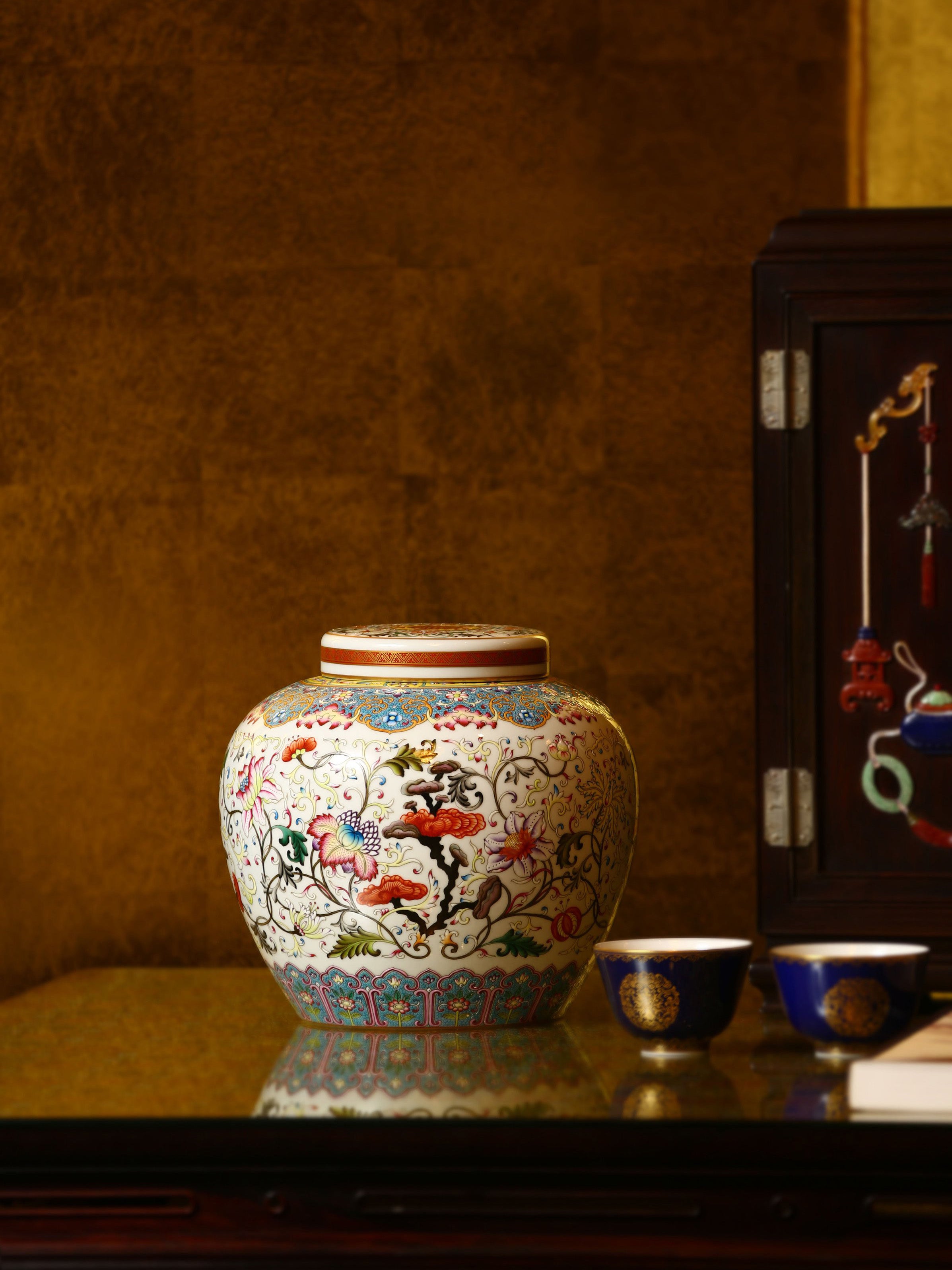 Dayazhai Enamel Lingzhi Pattern Scrolling Tianzi Jar