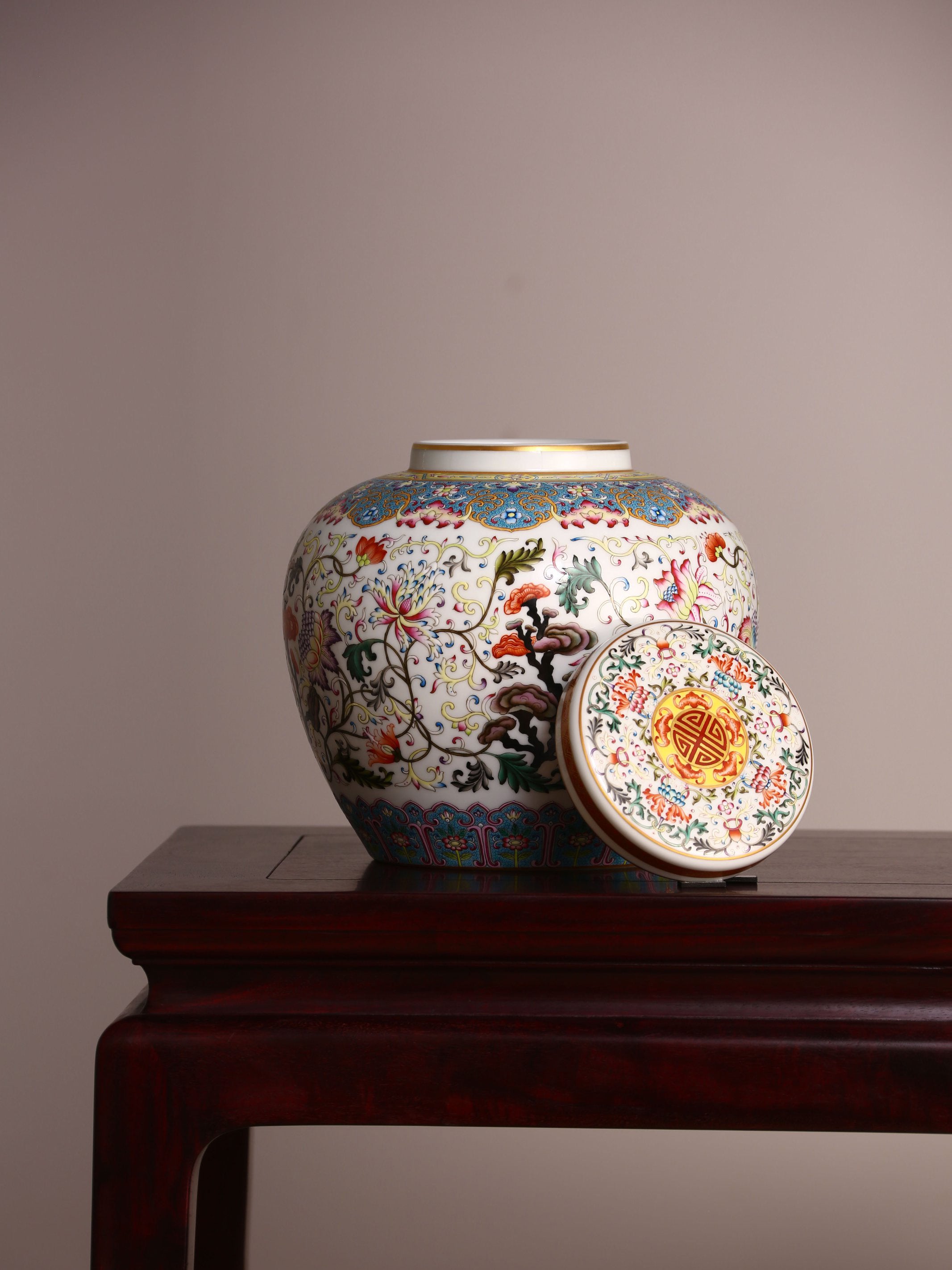 Dayazhai Enamel Lingzhi Pattern Scrolling Tianzi Jar