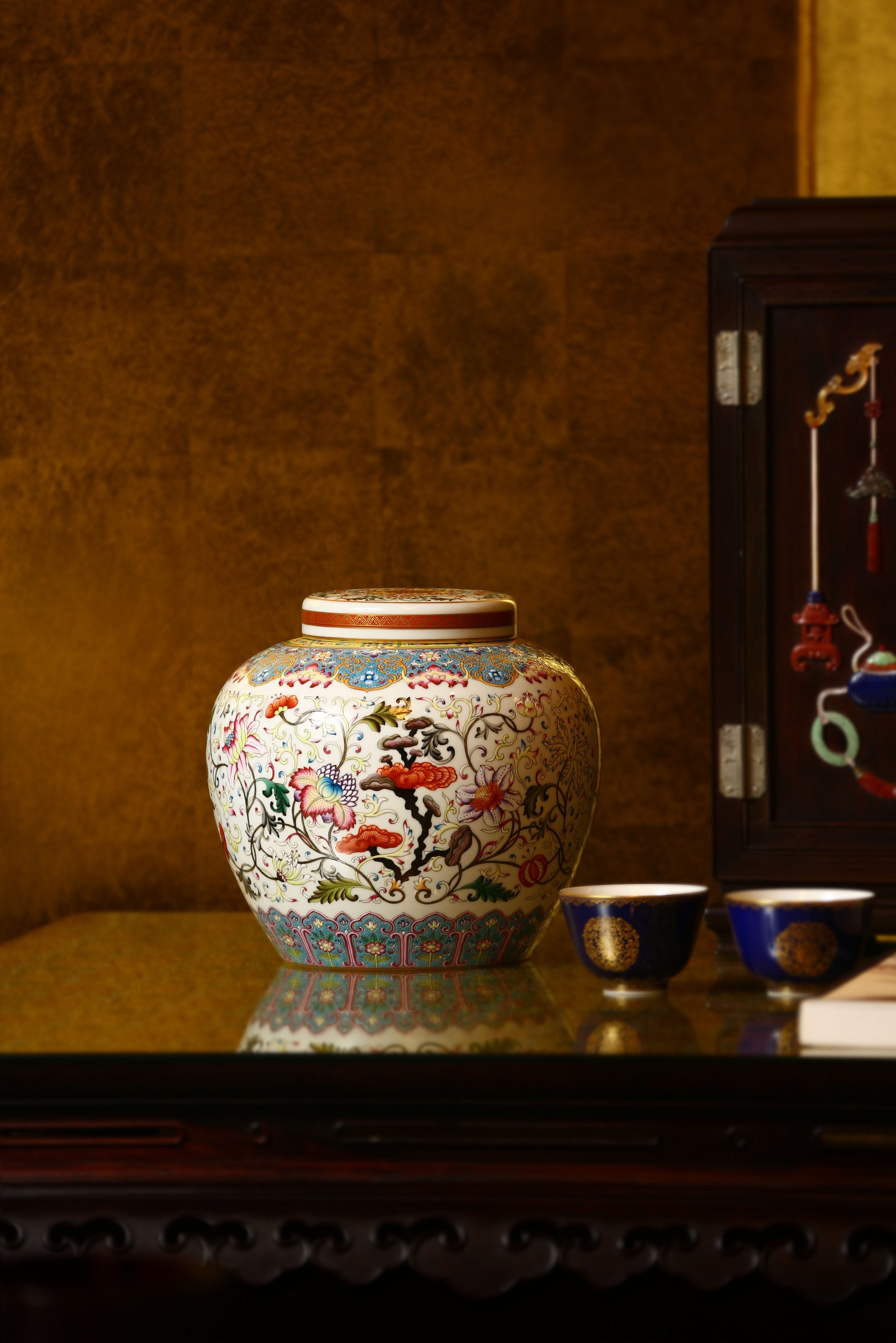 Dayazhai Enamel Lingzhi Pattern Scrolling Tianzi Jar