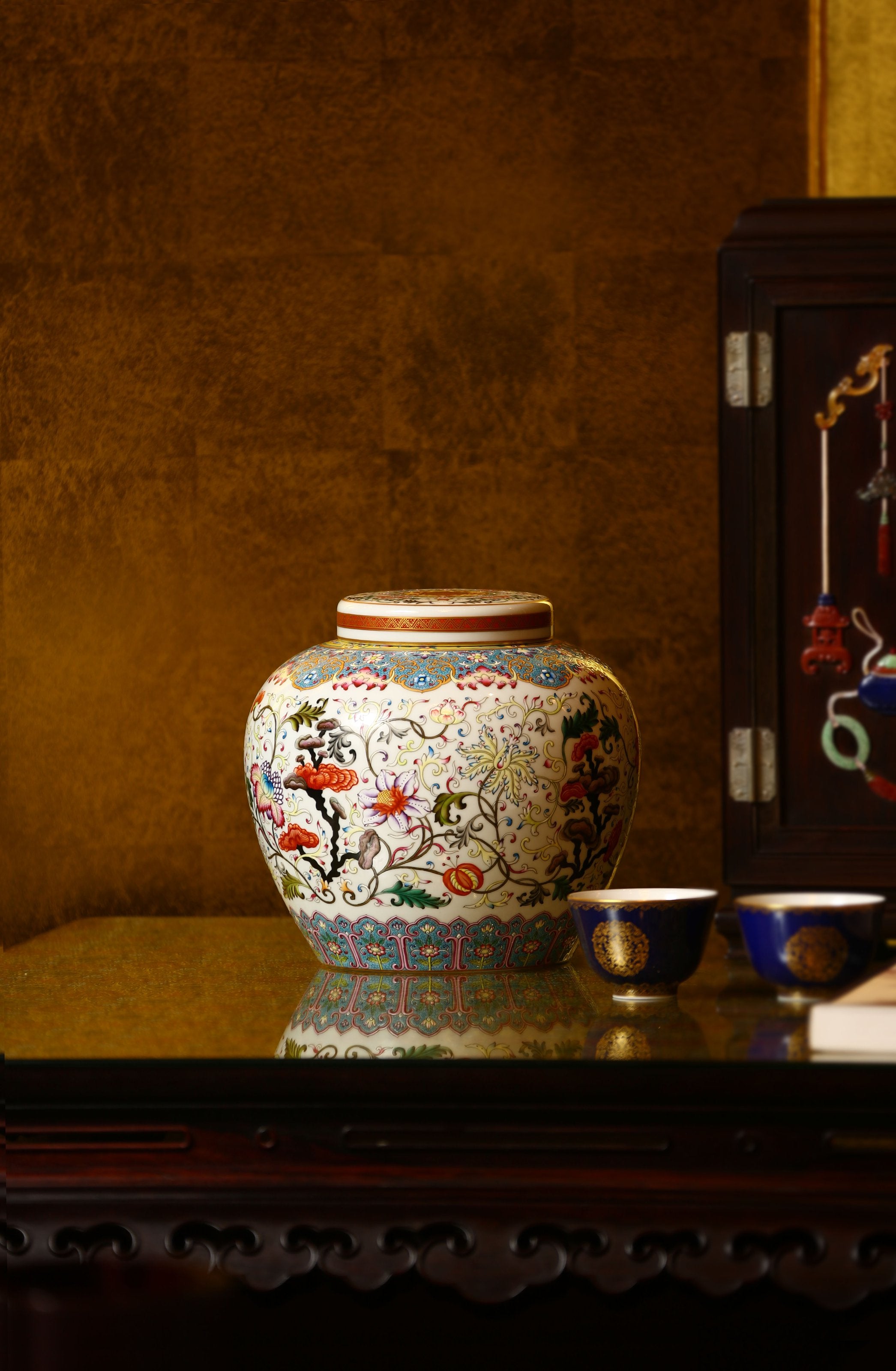Dayazhai Enamel Lingzhi Pattern Scrolling Tianzi Jar
