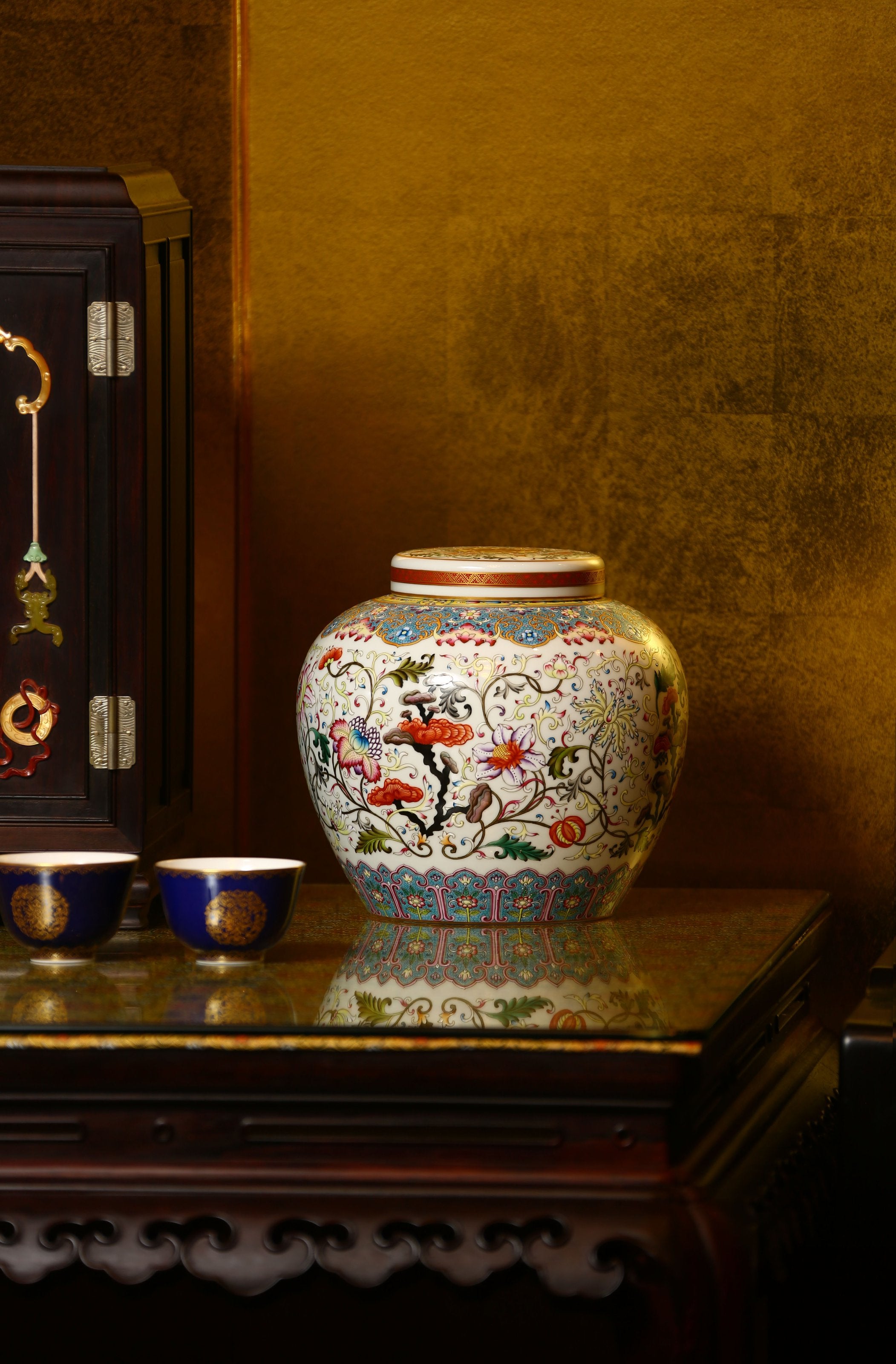 Dayazhai Enamel Lingzhi Pattern Scrolling Tianzi Jar