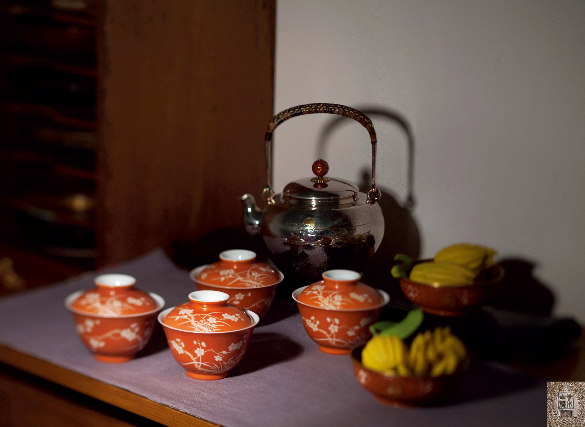 Iron-red plum blossom and orchid covered bowl