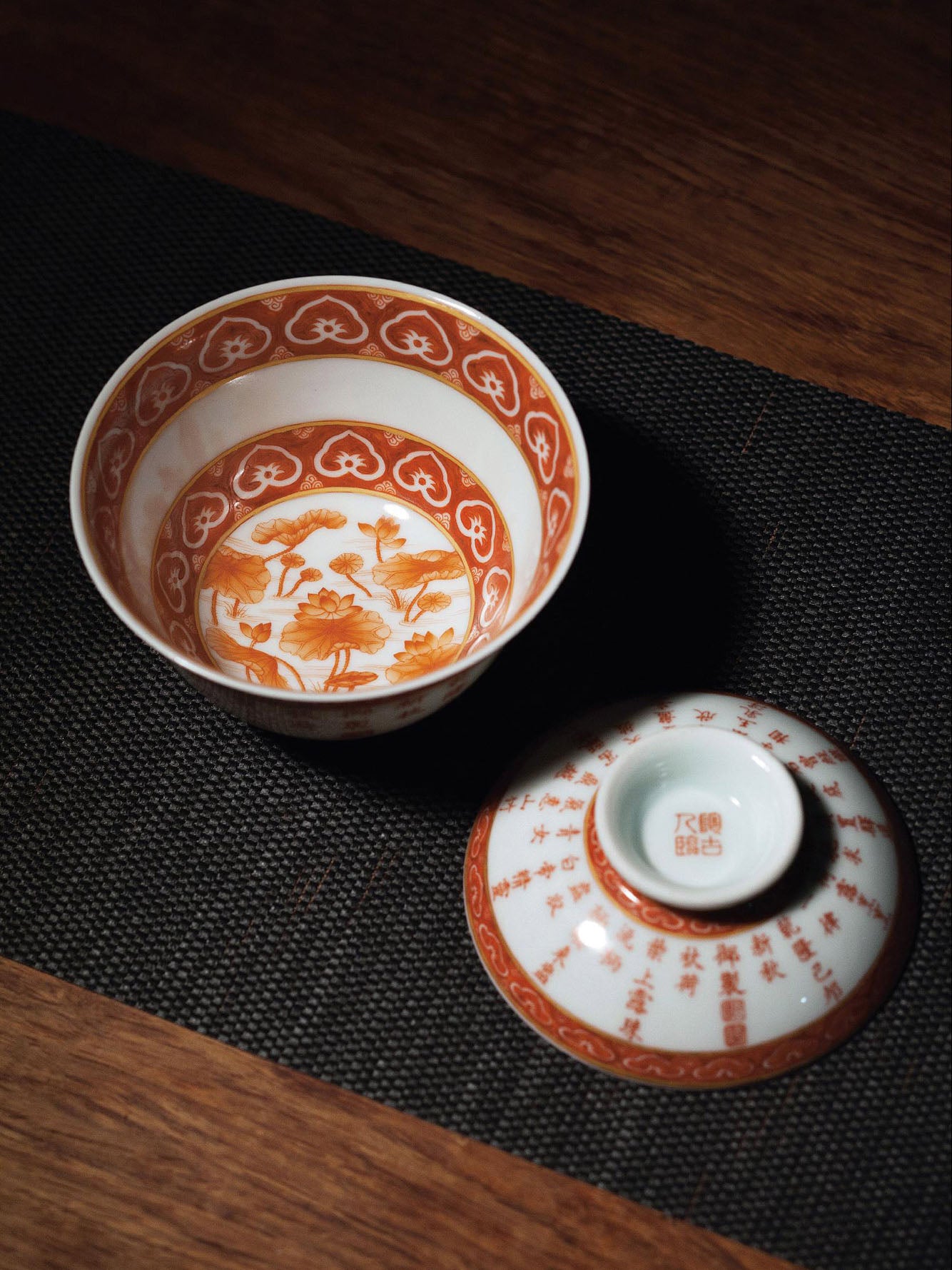 Iron-red covered bowl