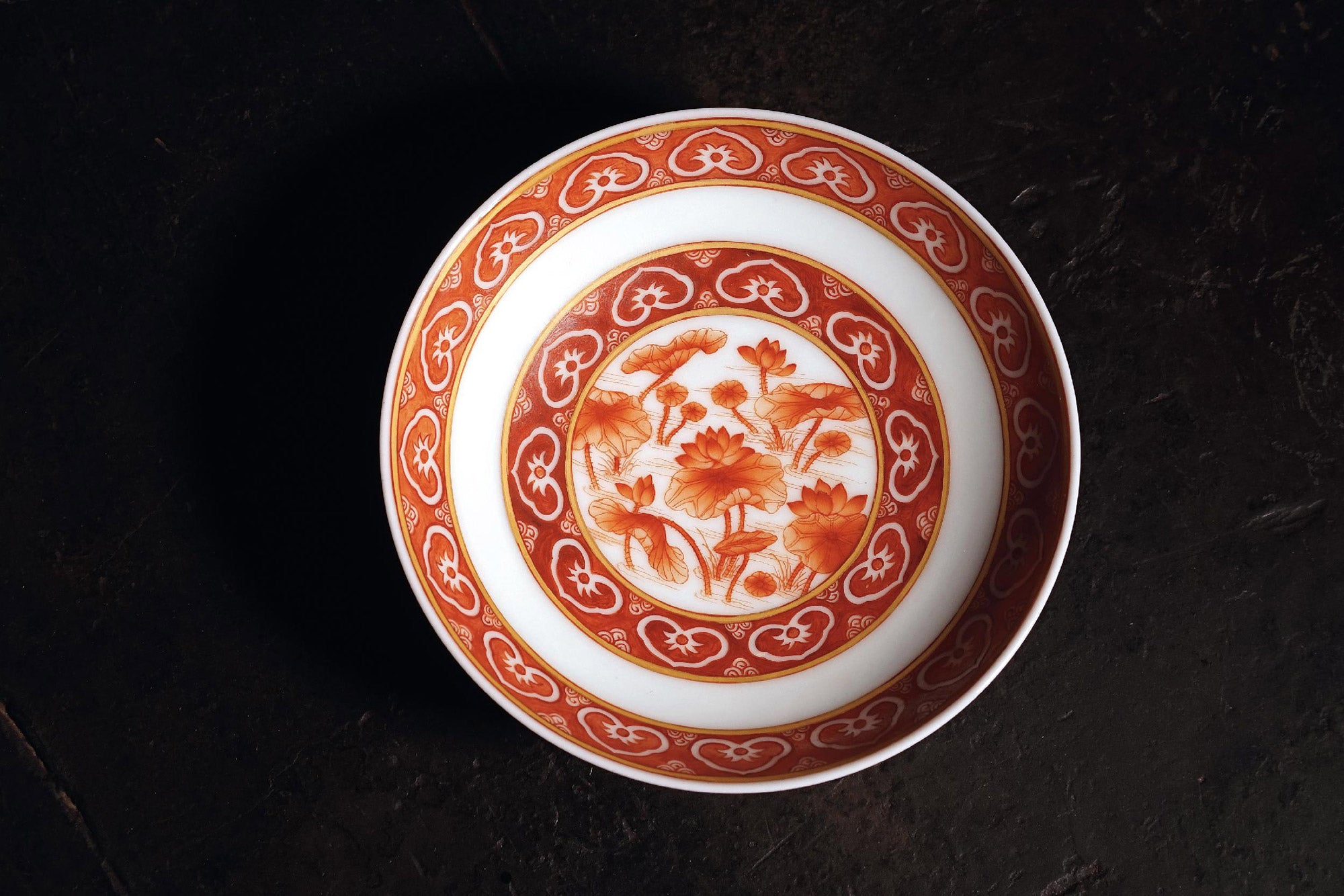 Iron-red covered bowl