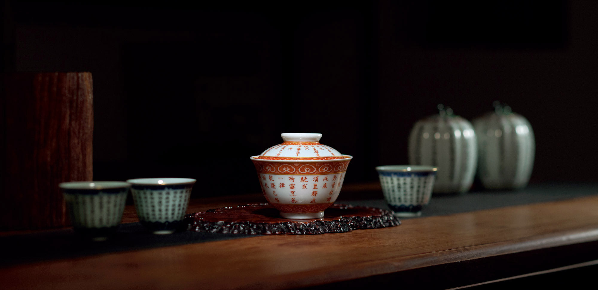 Iron-red covered bowl
