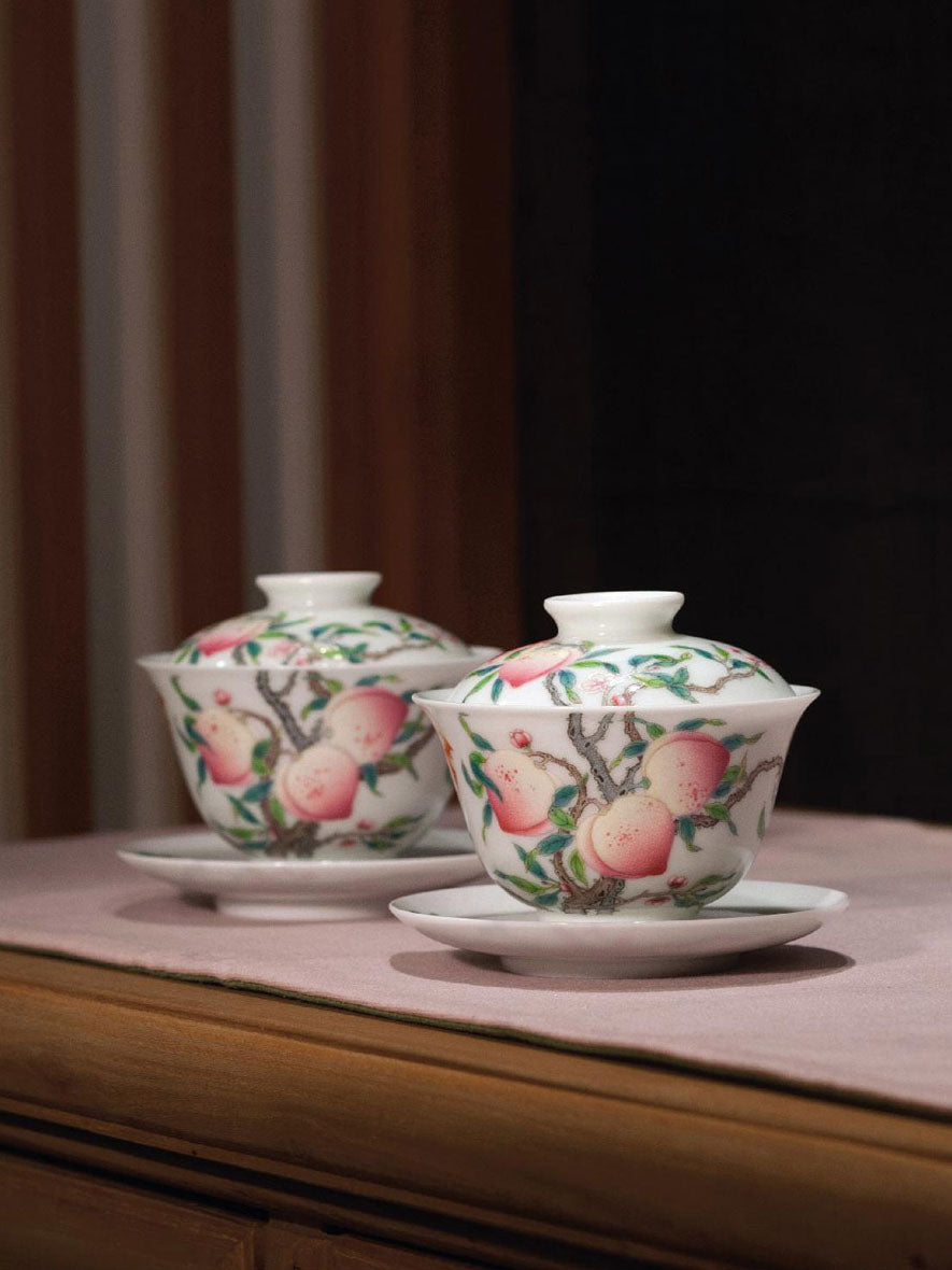 Famille Rose Peach-Shaped Covered Bowl