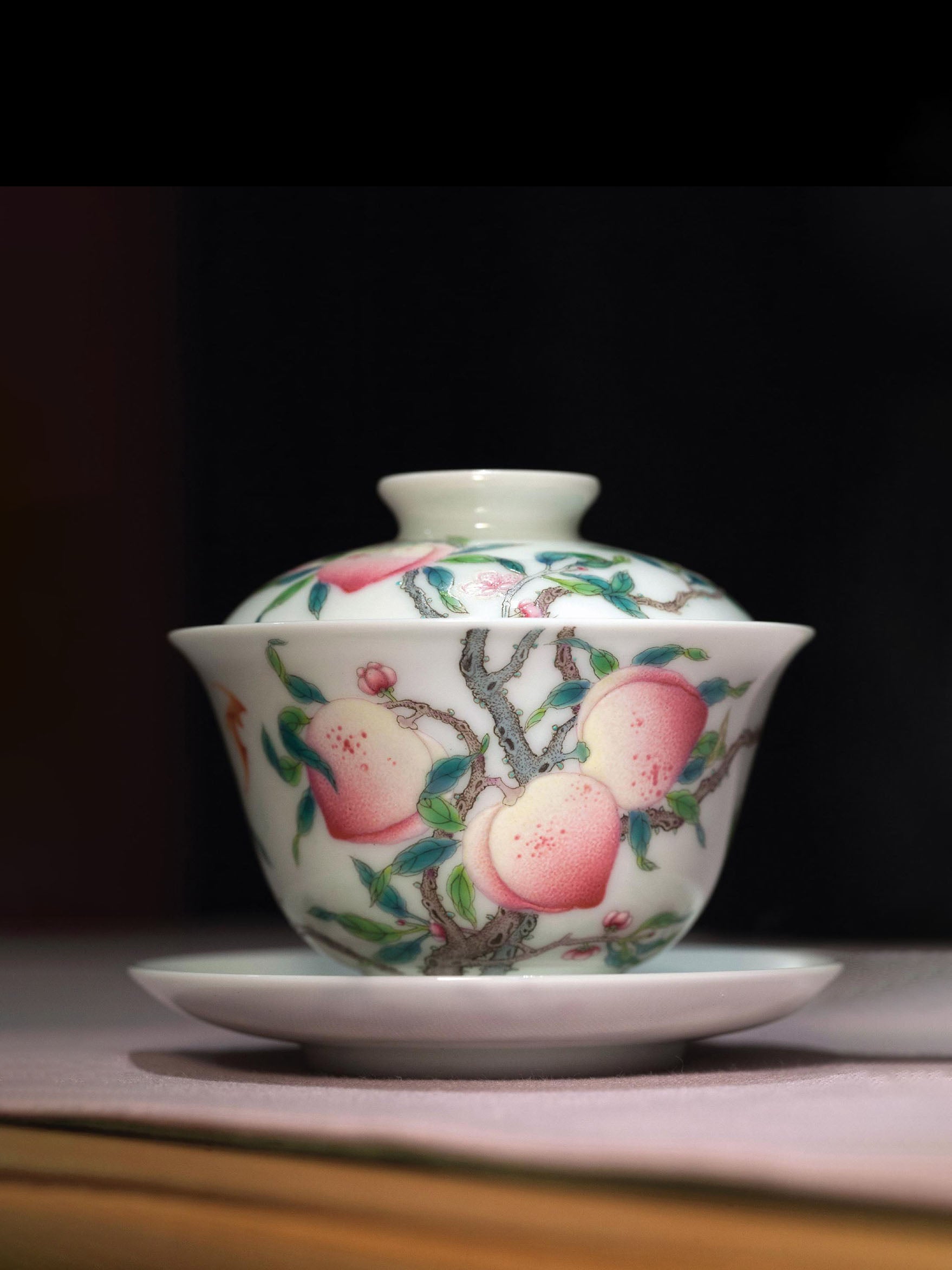 Famille Rose Peach-Shaped Covered Bowl