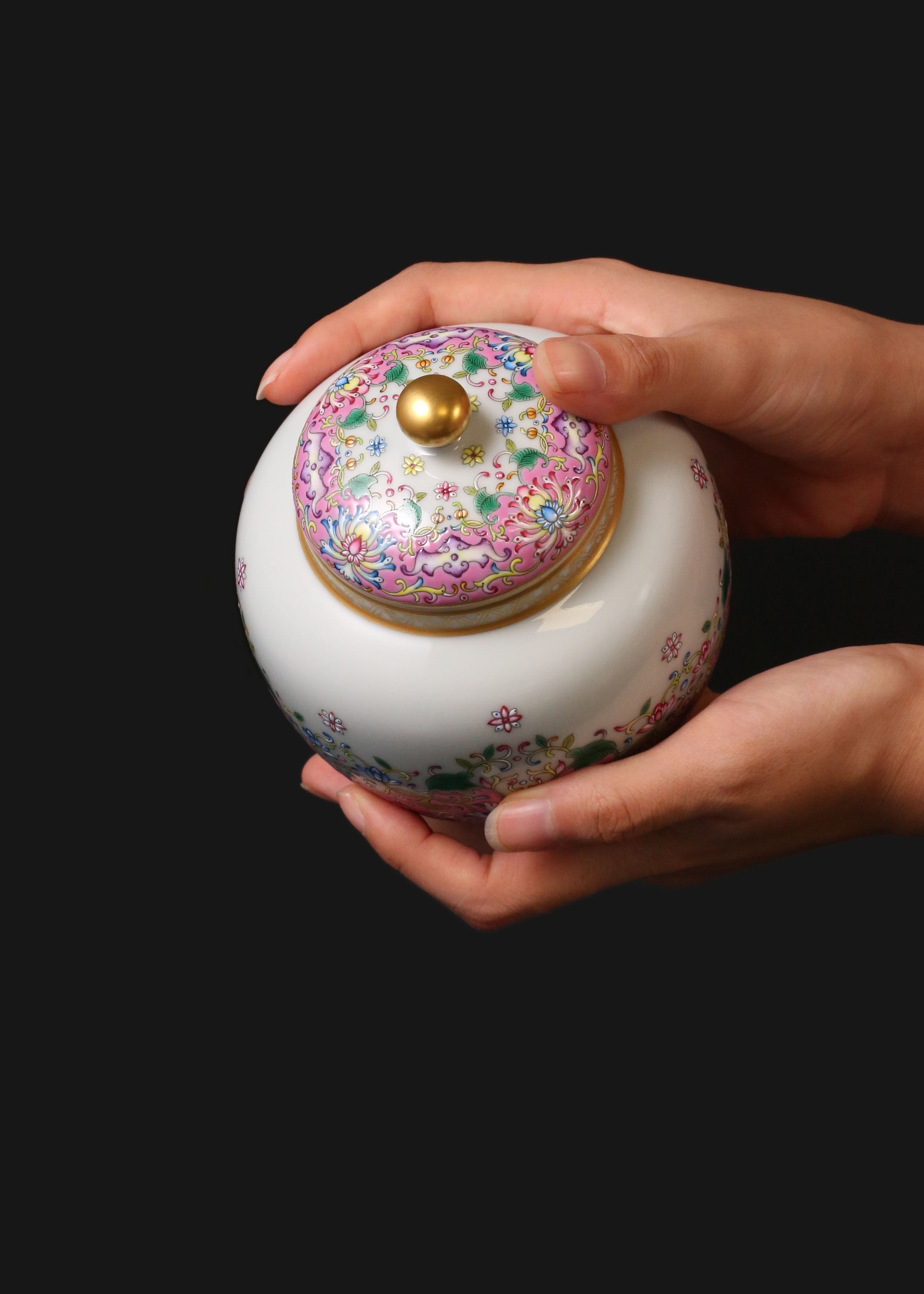 The Dayazhai "Furui" Tea Jar with Scrolling Baoxiang Flower Motif