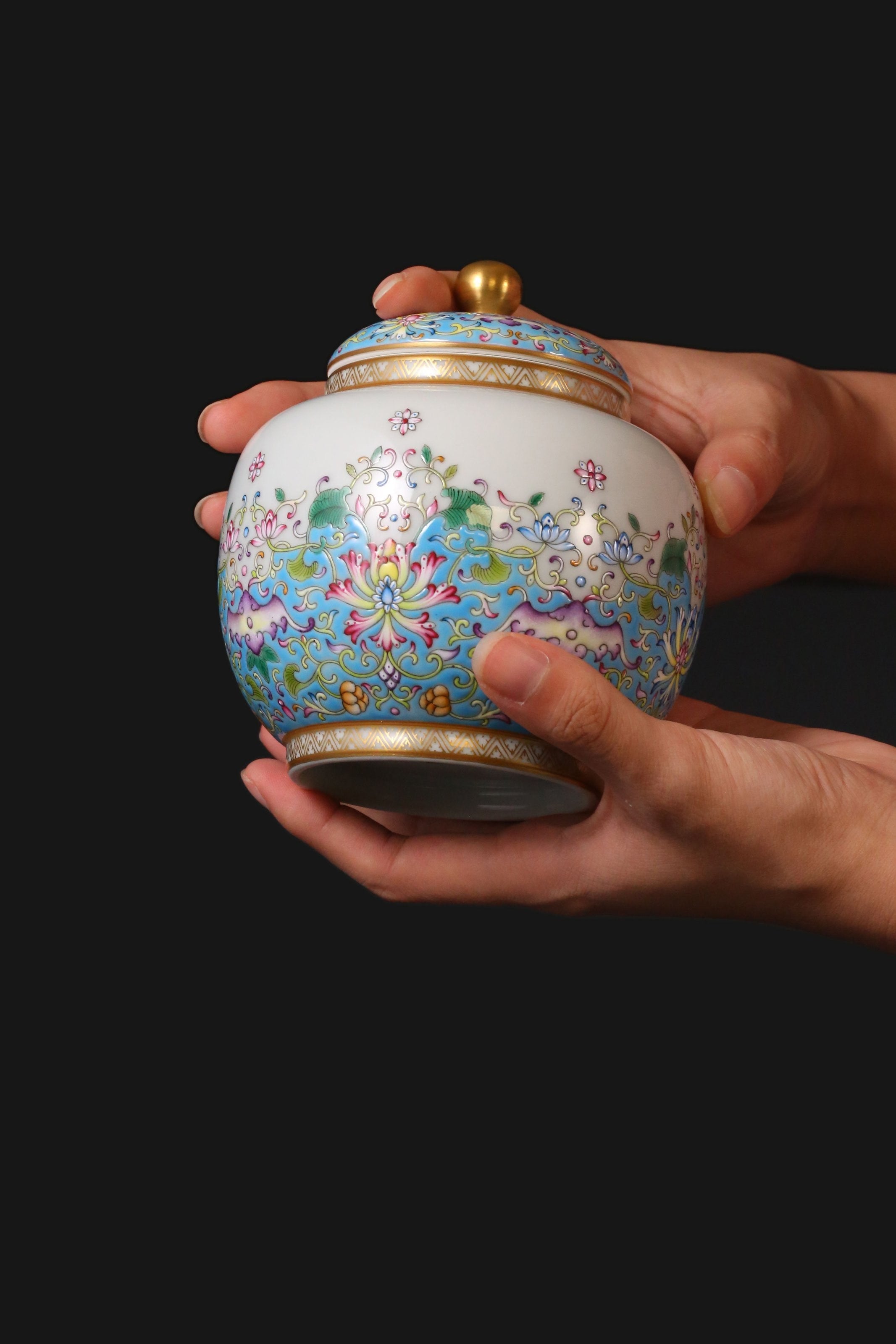 The Dayazhai "Furui" Tea Jar with Scrolling Baoxiang Flower Motif