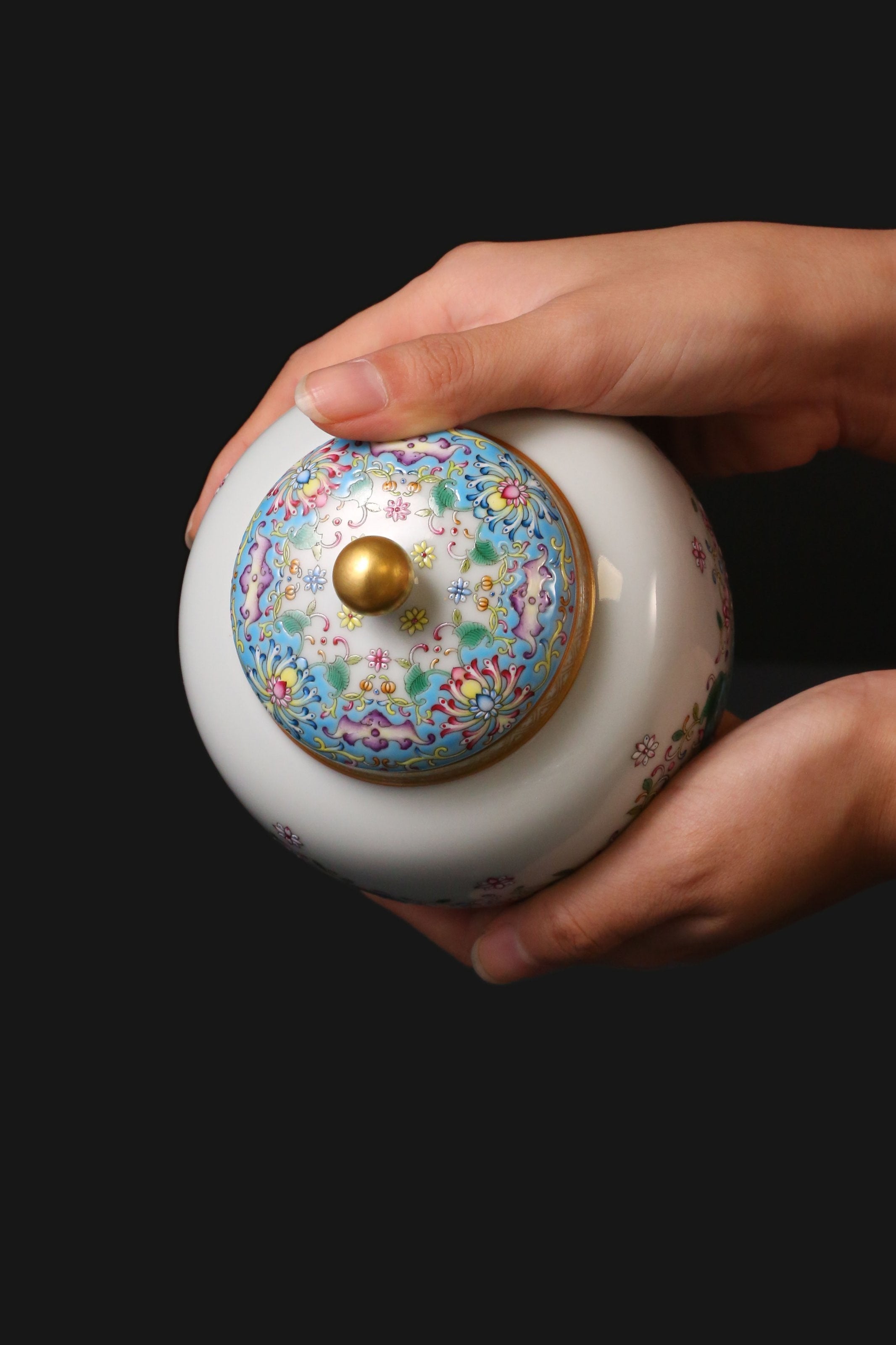 The Dayazhai "Furui" Tea Jar with Scrolling Baoxiang Flower Motif