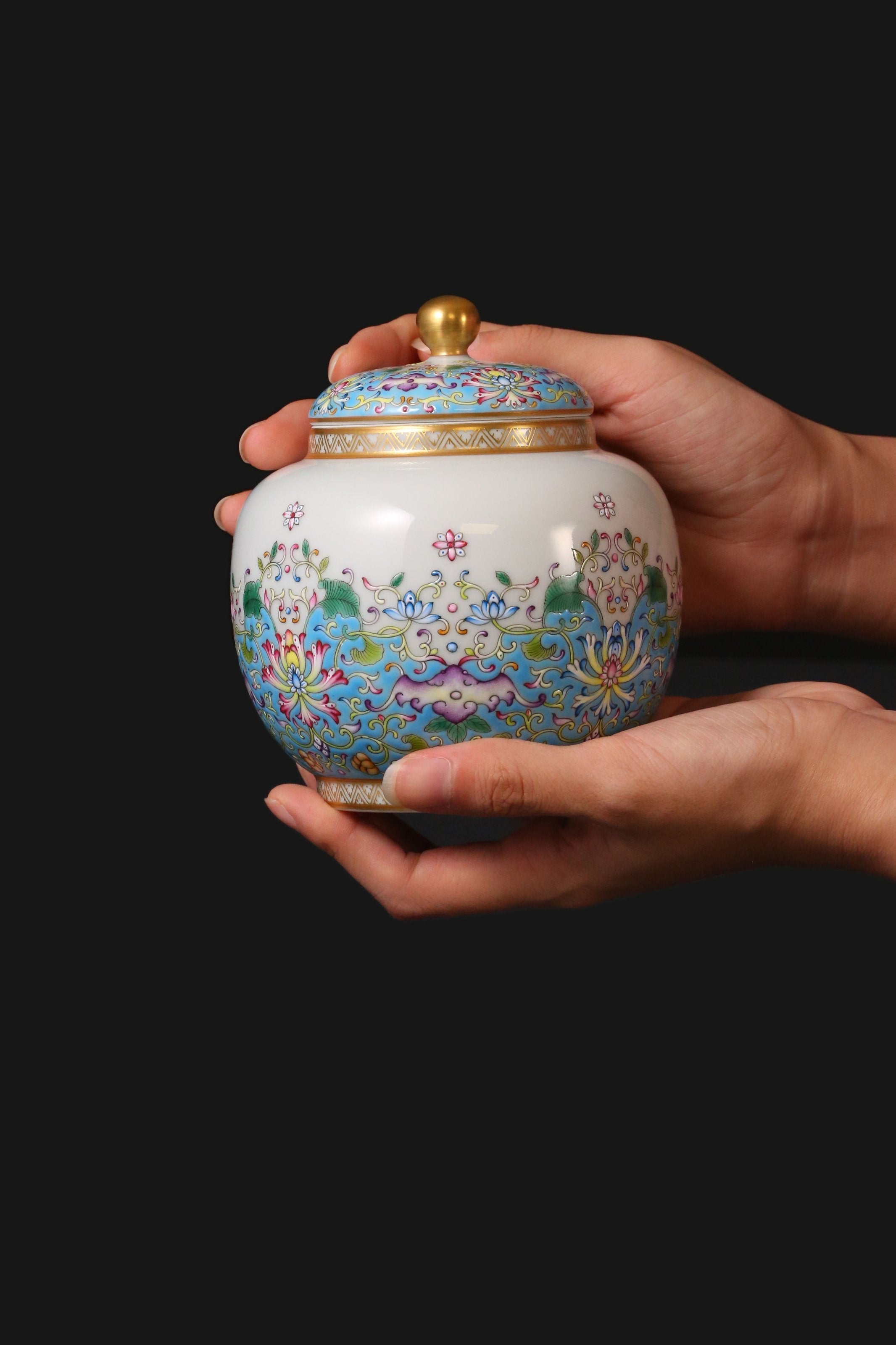 The Dayazhai "Furui" Tea Jar with Scrolling Baoxiang Flower Motif