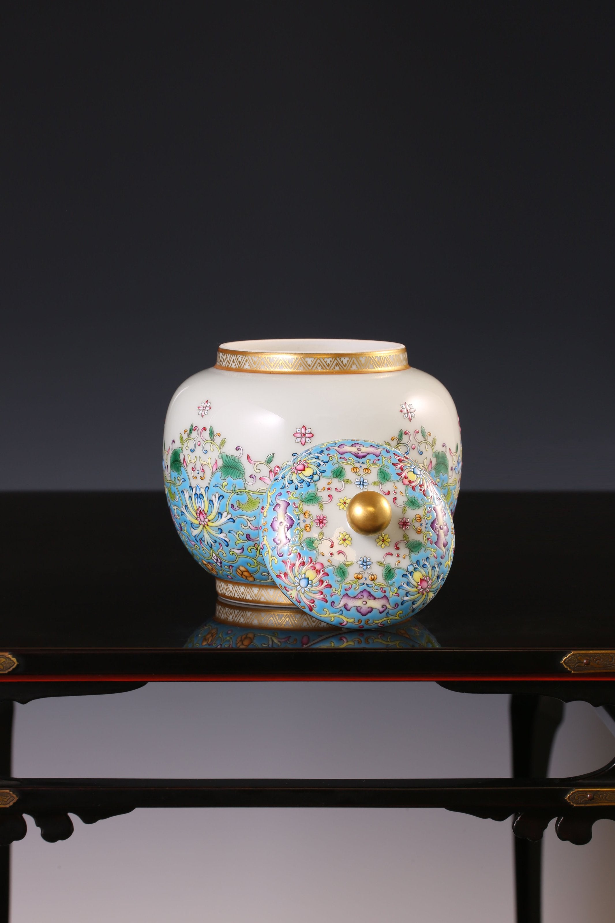 The Dayazhai "Furui" Tea Jar with Scrolling Baoxiang Flower Motif