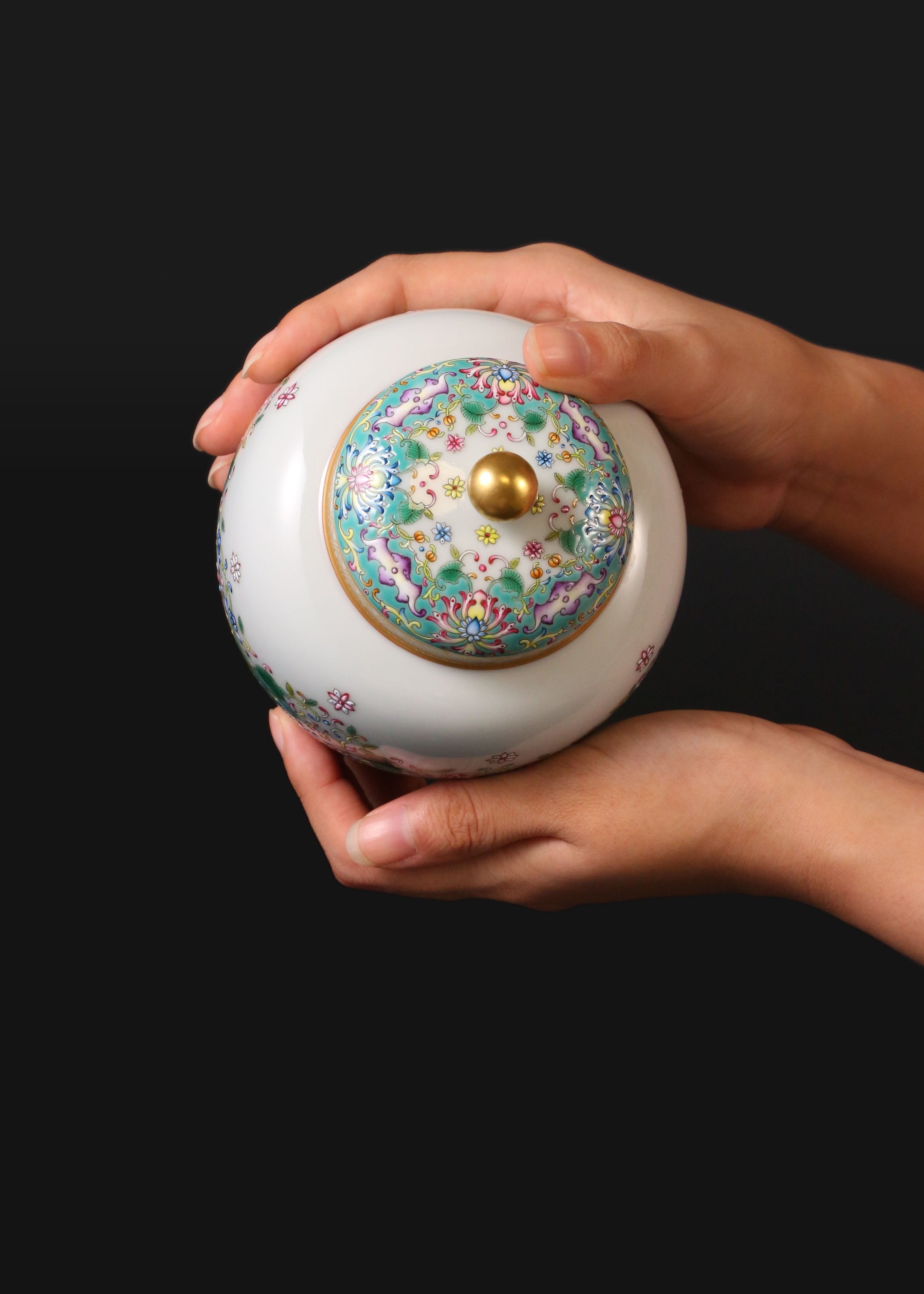 The Dayazhai "Furui" Tea Jar with Scrolling Baoxiang Flower Motif