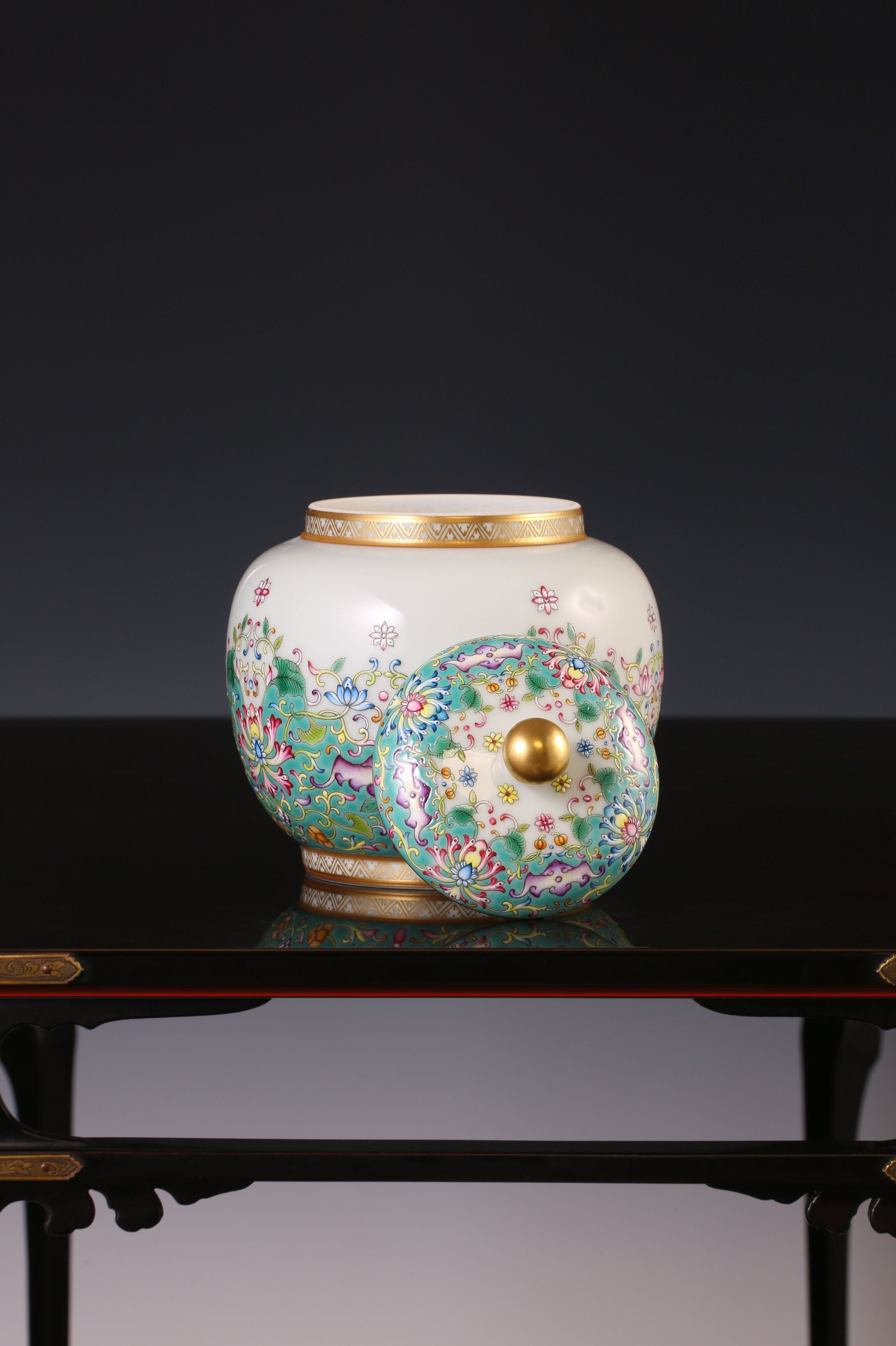 The Dayazhai "Furui" Tea Jar with Scrolling Baoxiang Flower Motif