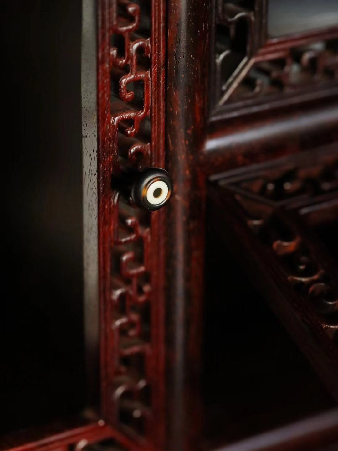 Small-leaf sandalwood multi-treasure tea stand