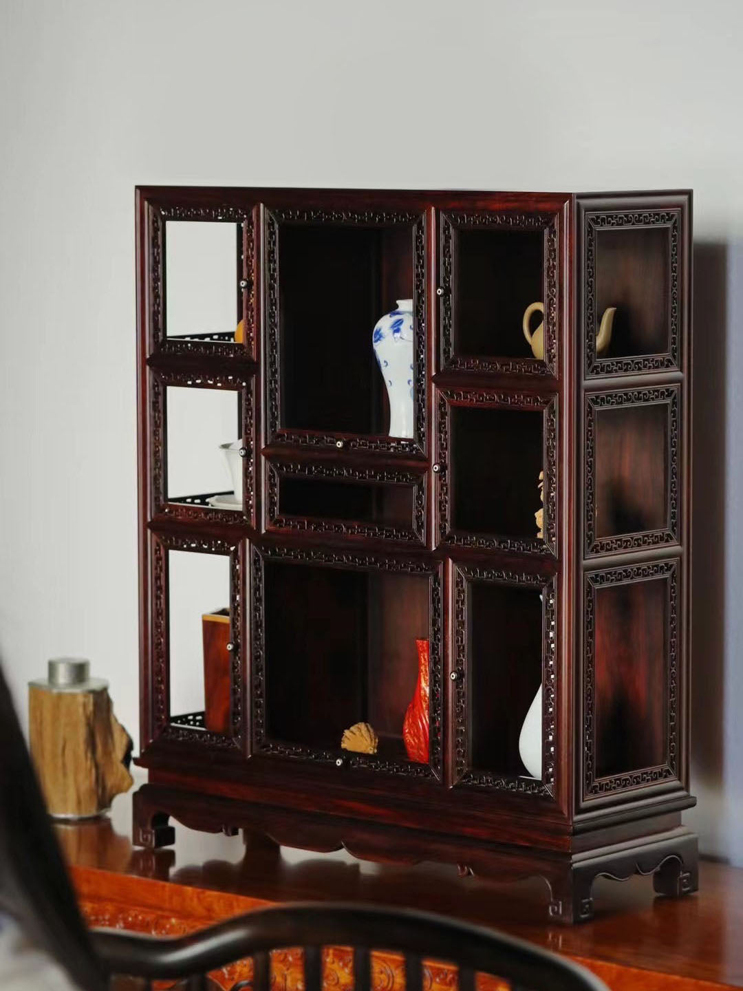 Small-leaf sandalwood multi-treasure tea stand