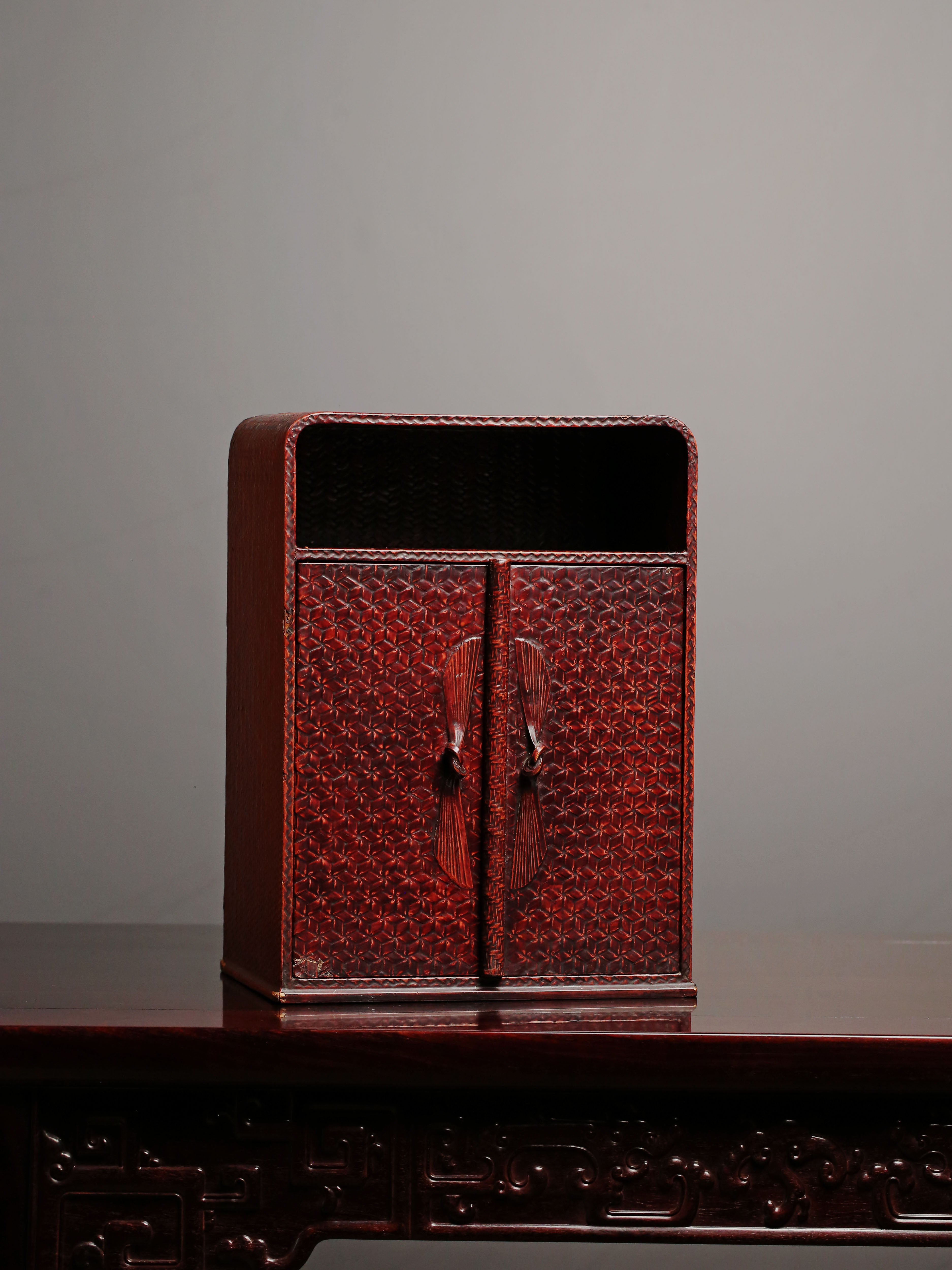 Red lacquered table cabinet