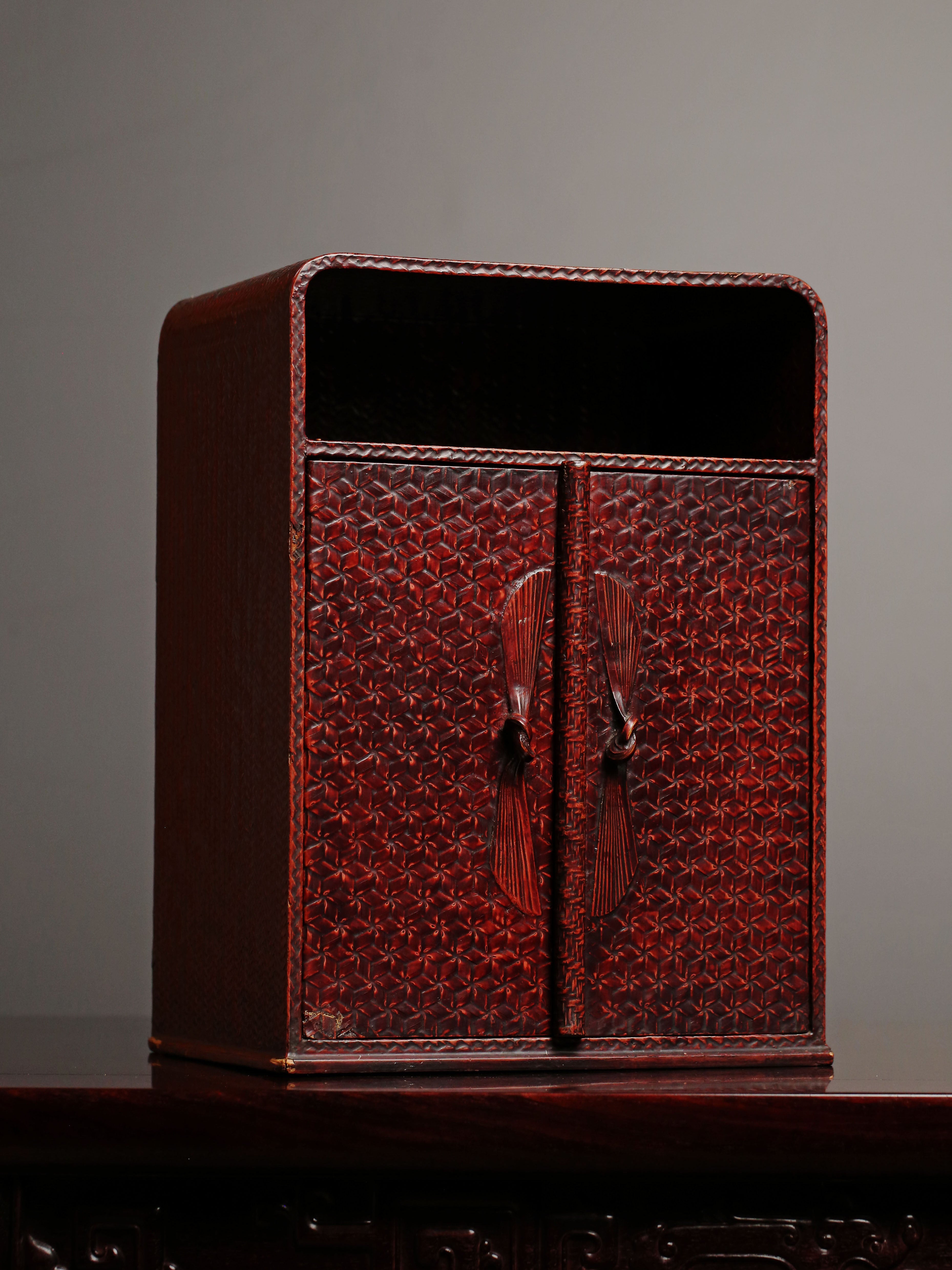 Red lacquered table cabinet
