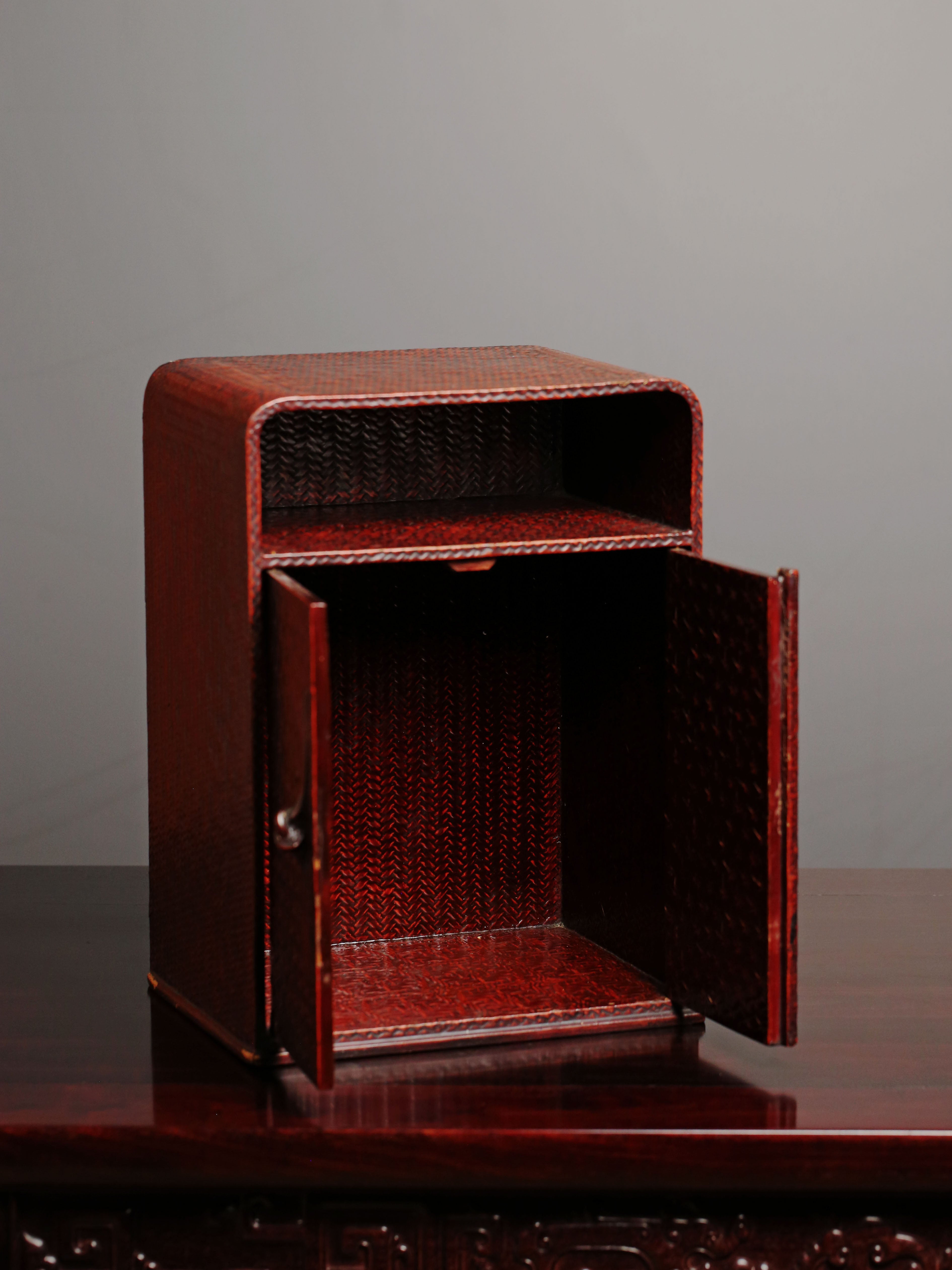 Red lacquered table cabinet