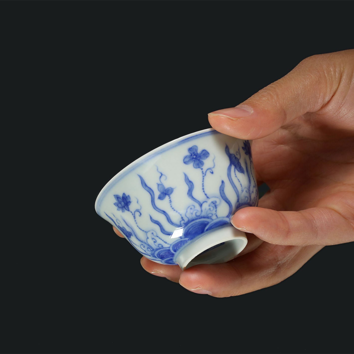 Bell-shaped cup with floral and algae design / Blue and white lotus cup