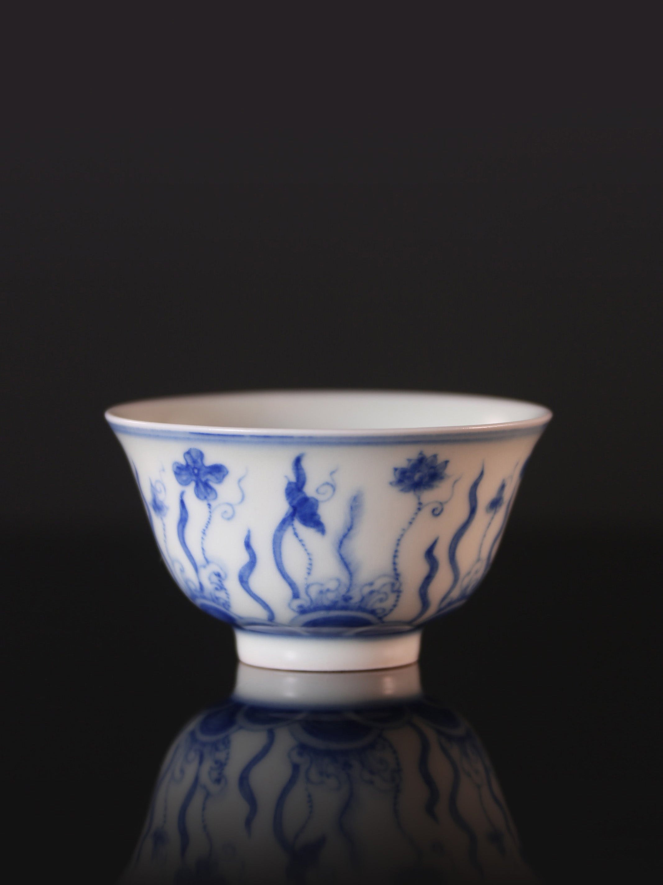 Bell-shaped cup with floral and algae design / Blue and white lotus cup