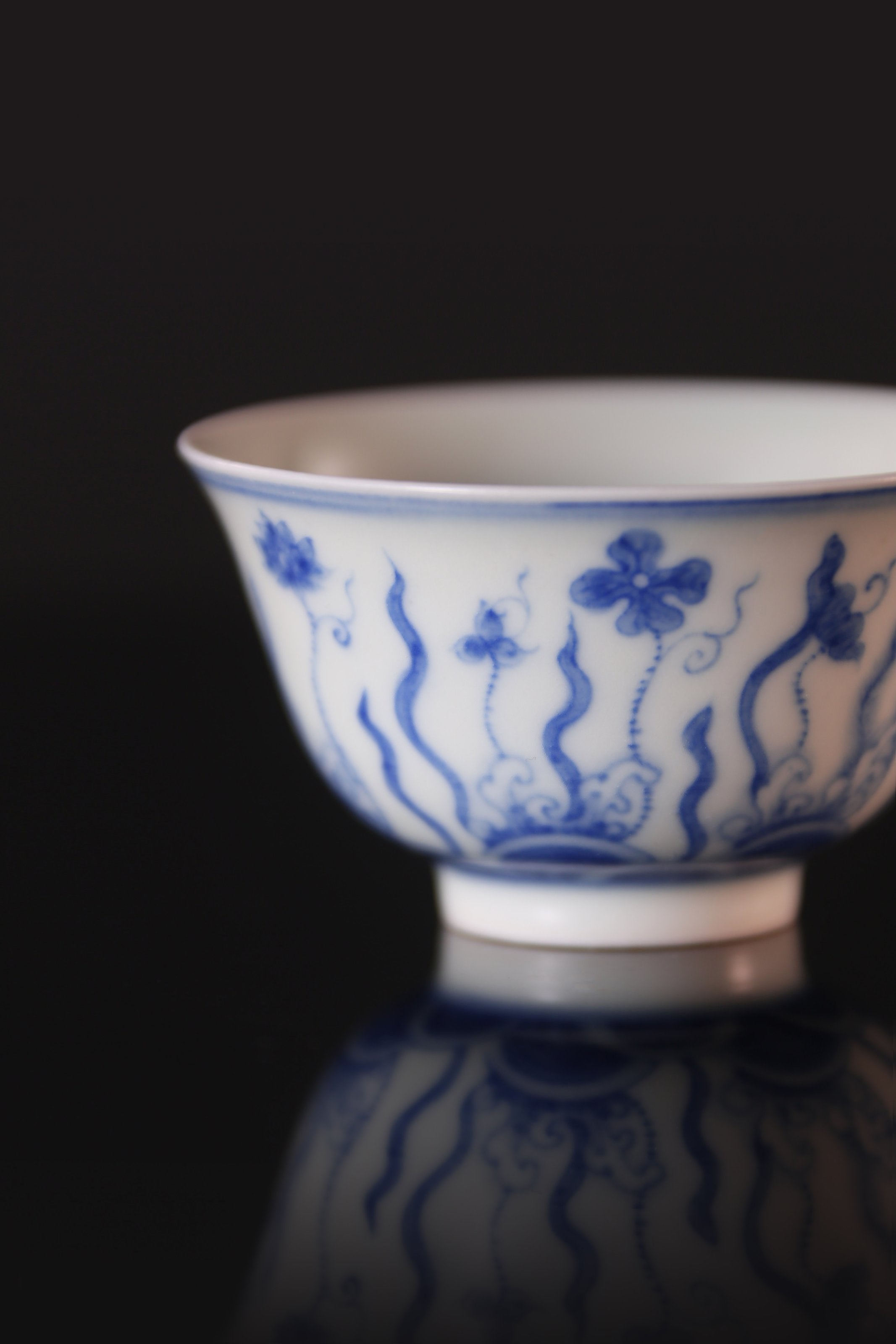 Bell-shaped cup with floral and algae design / Blue and white lotus cup
