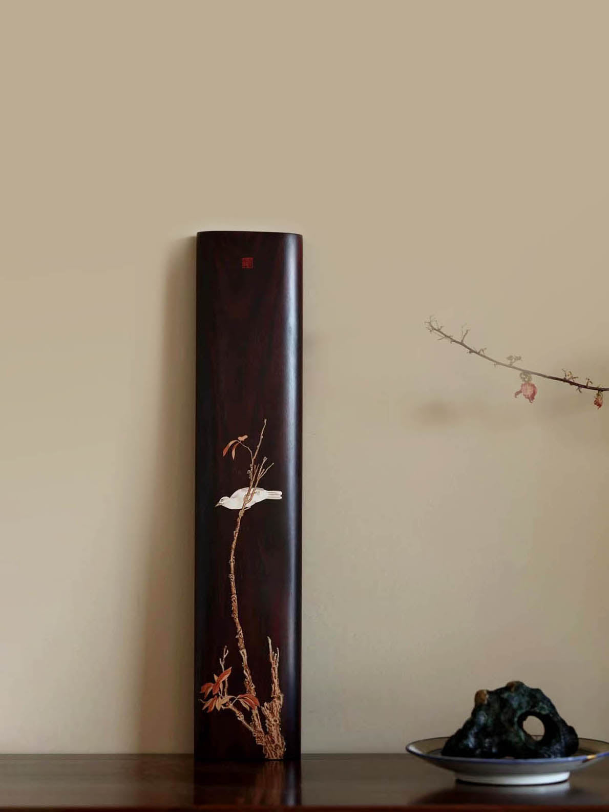 Flowers and birds, leisurely mood, small-leaf sandalwood