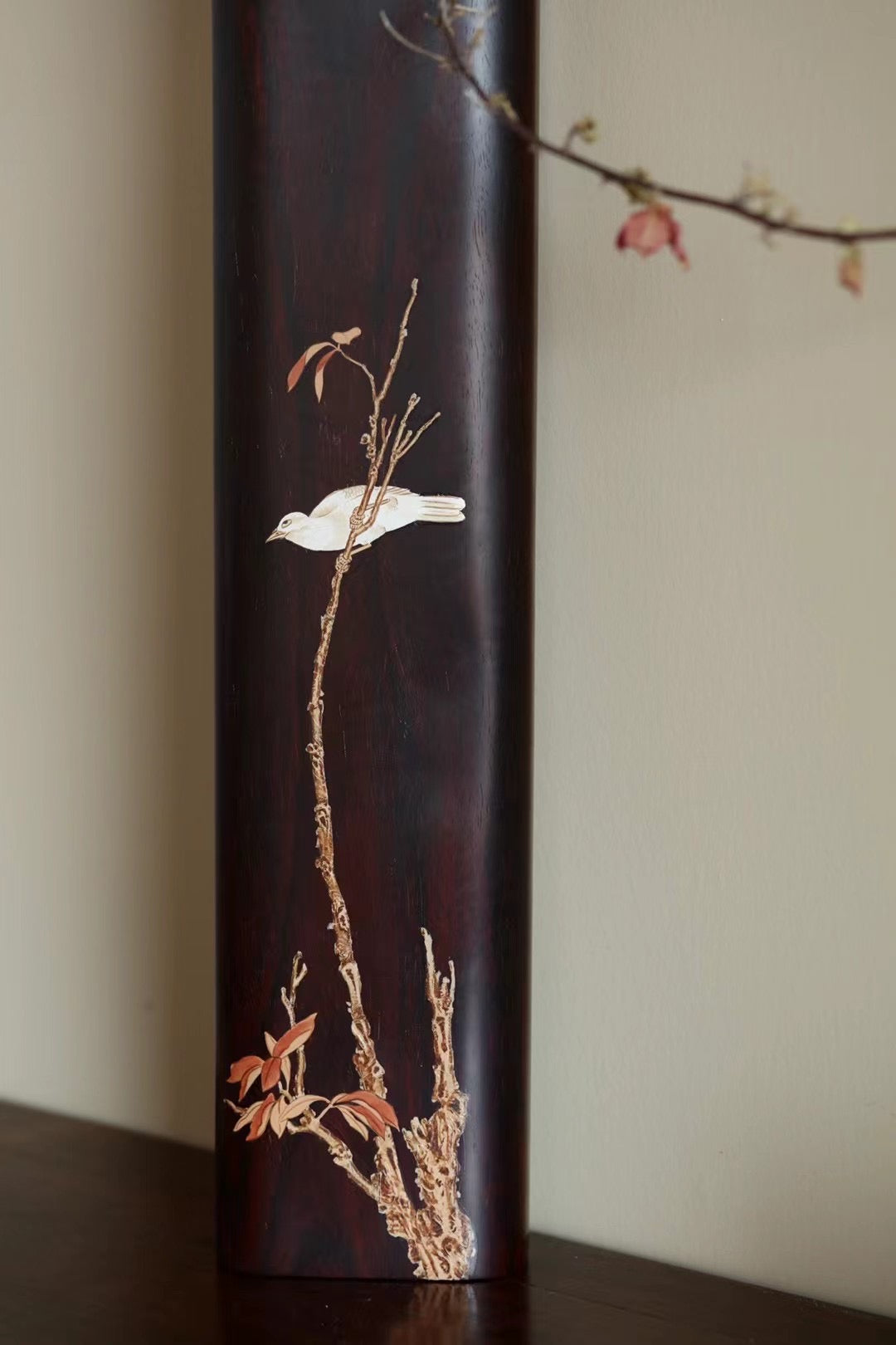 Flowers and birds, leisurely mood, small-leaf sandalwood