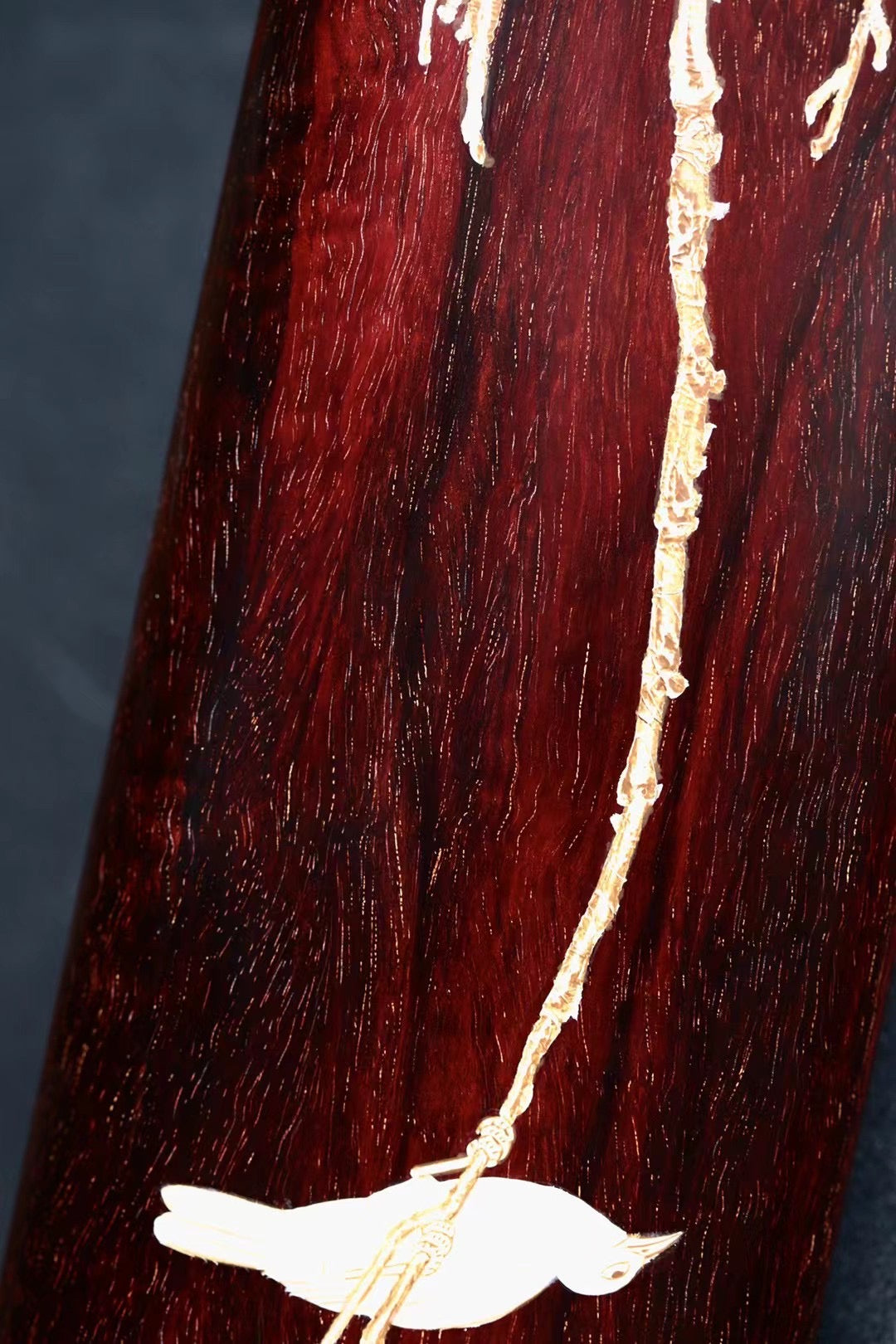 Flowers and birds, leisurely mood, small-leaf sandalwood