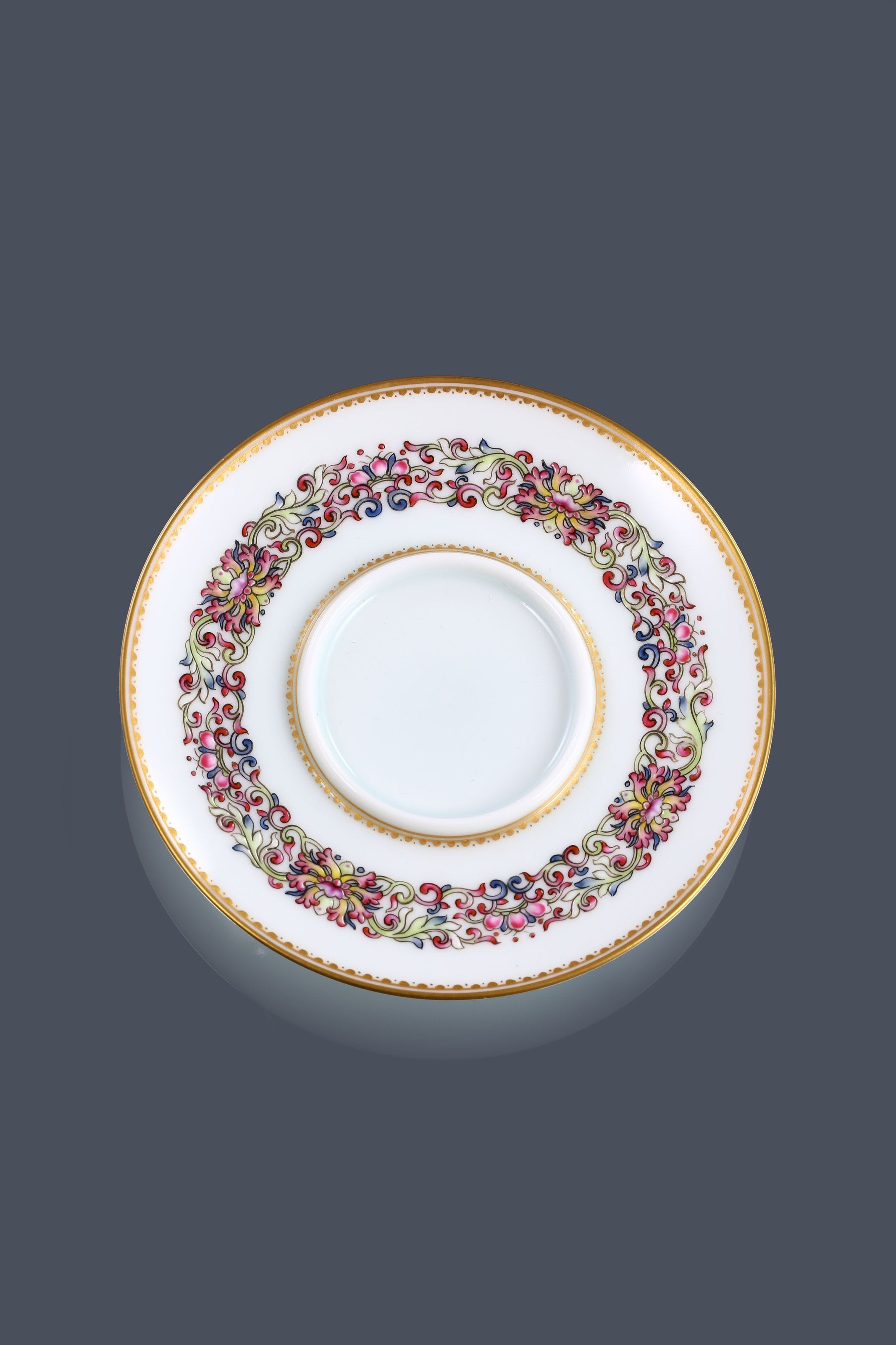 Gold-rimmed, sloping, auspicious-shaped, vine-patterned covered bowl/teacup