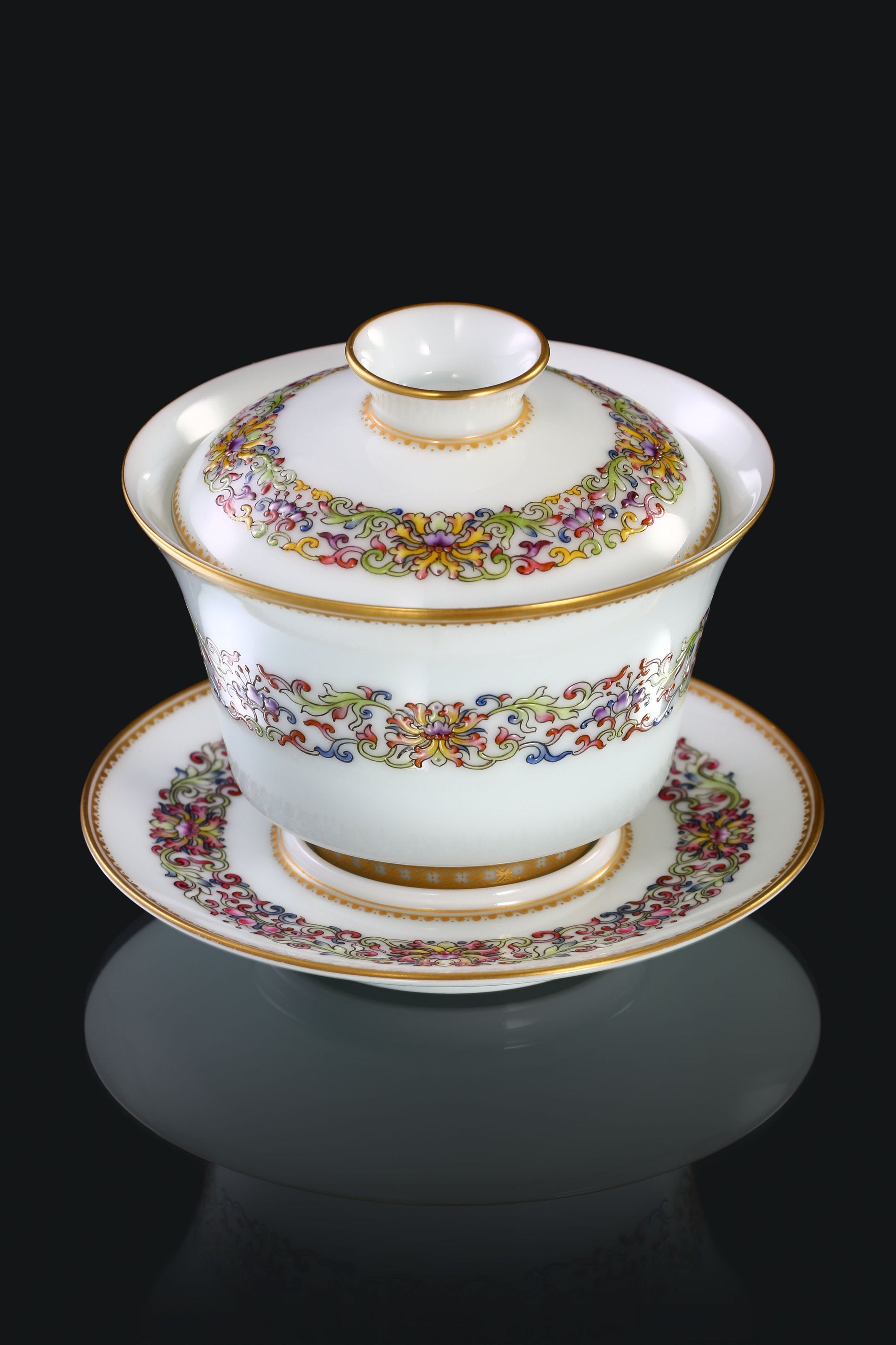 Gold-rimmed, sloping, auspicious-shaped, vine-patterned covered bowl/teacup
