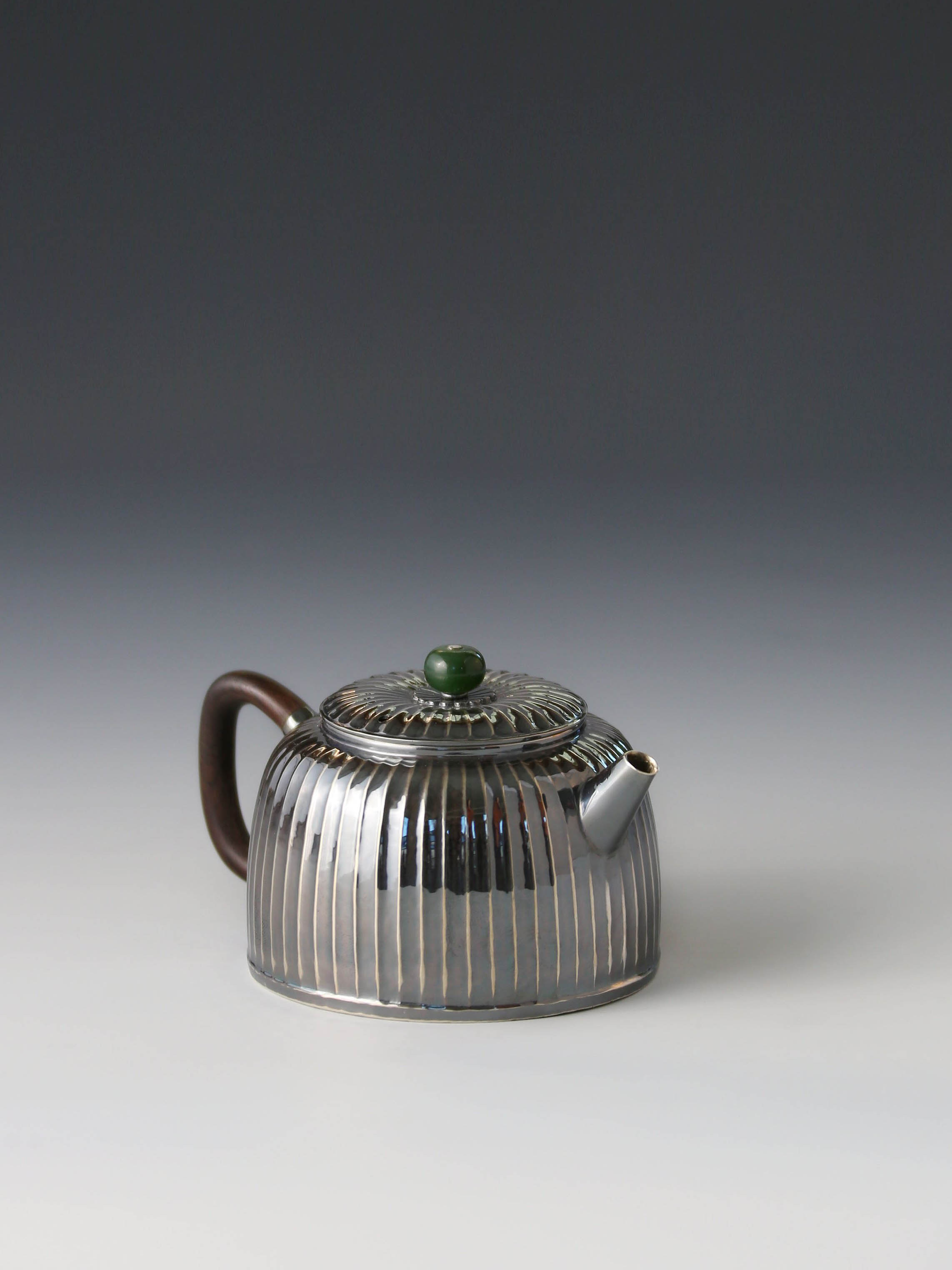 Ribbed mini teapot