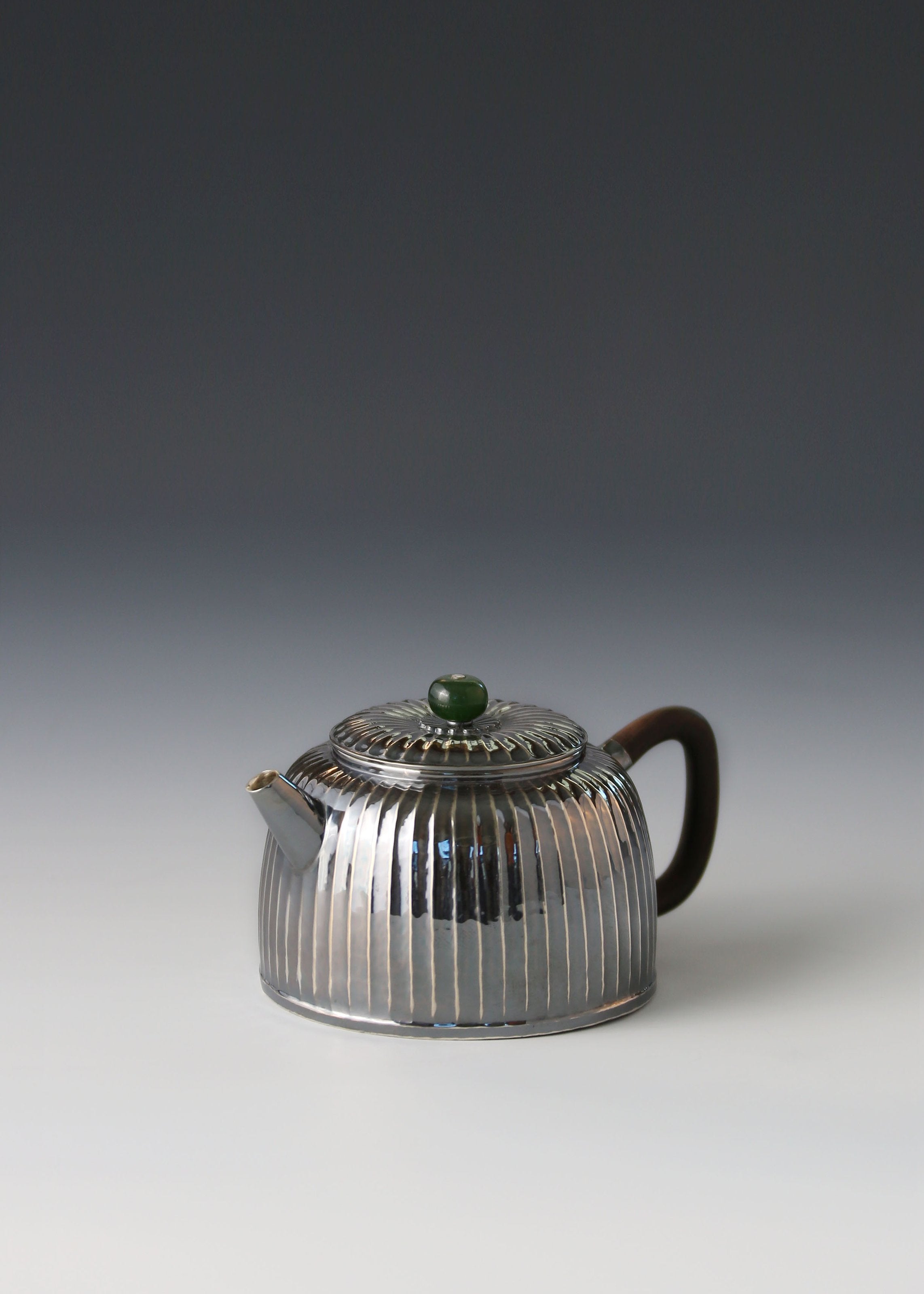 Ribbed mini teapot