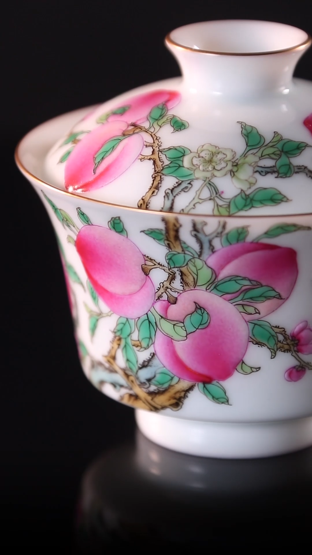 Nine Peach Horseshoe Covered Bowl