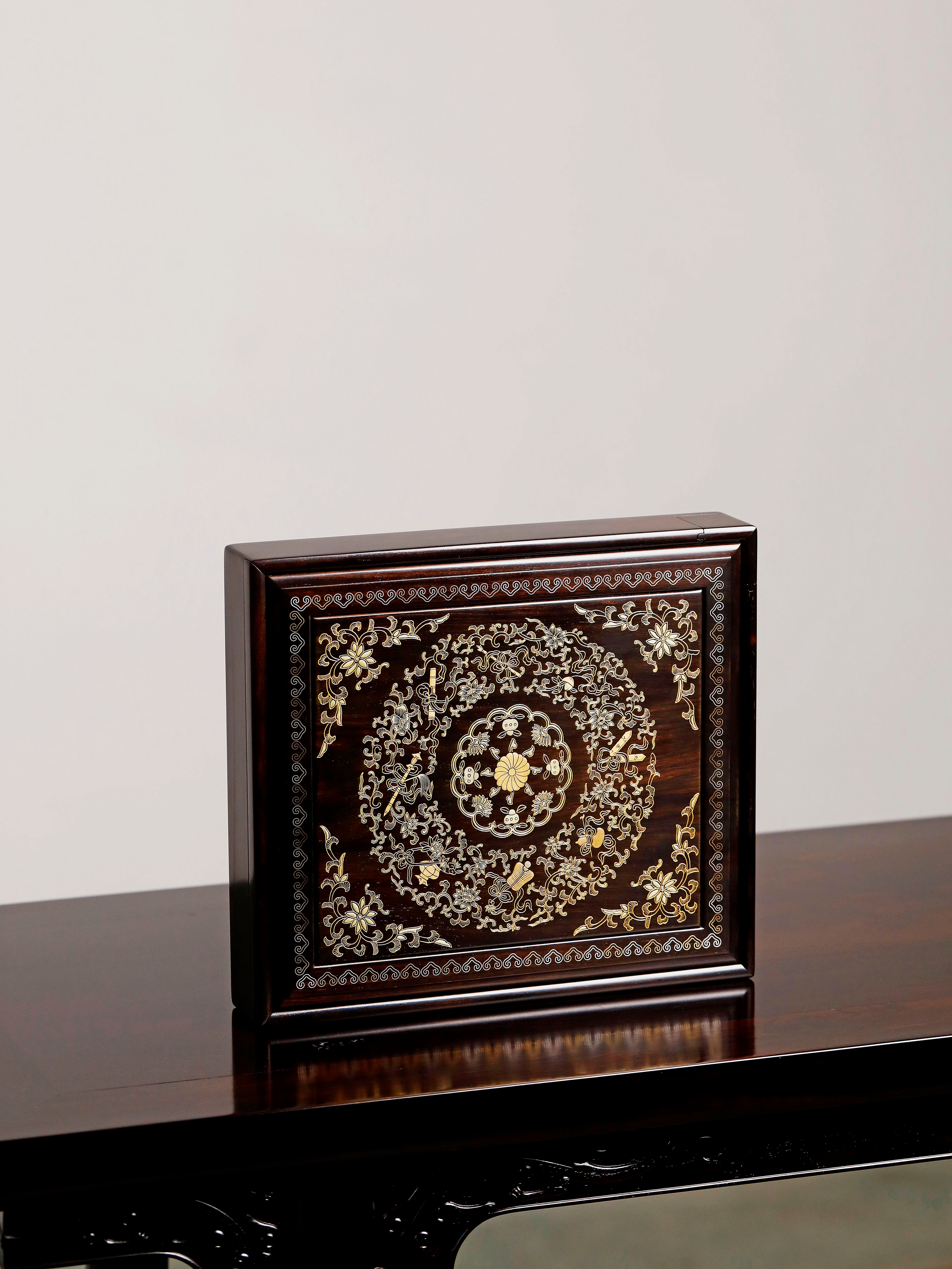 Purple sandalwood auspicious eight treasures/treasure flower gold-painted pull-out tea box