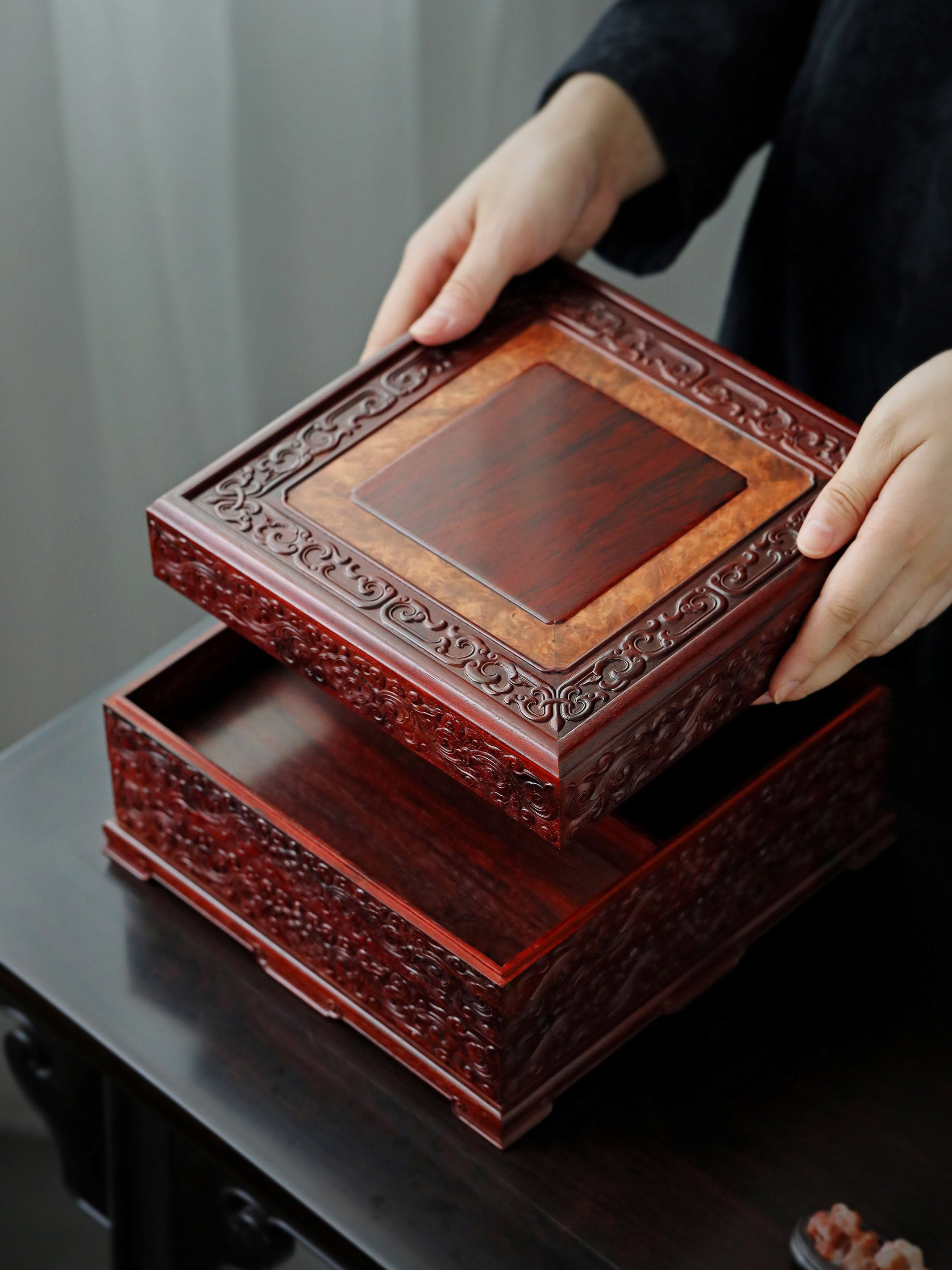Small-leaf sandalwood tea box with auspicious cloud and scroll patterns, three-tiered lid and four corners.