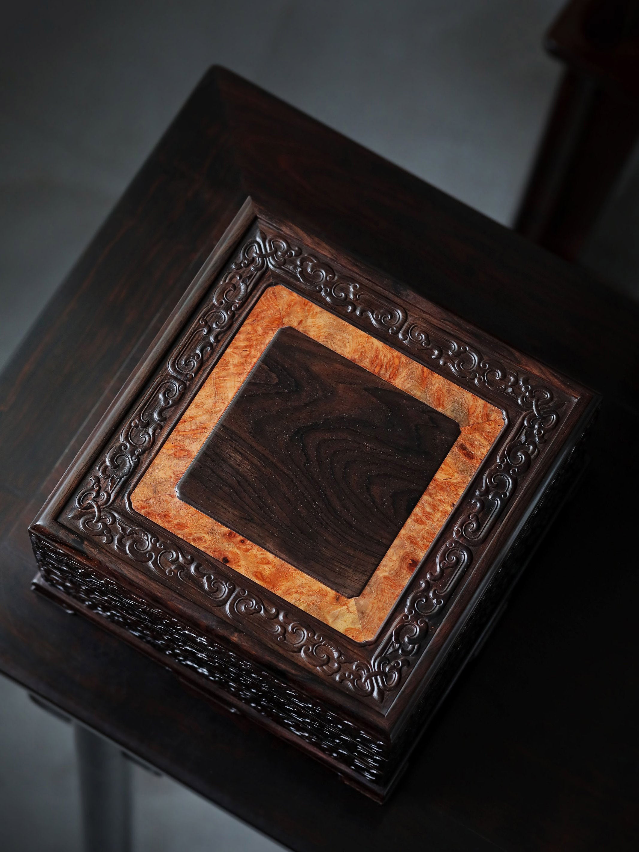 Purple sandalwood tea box with auspicious cloud and scroll patterns, three-tiered lid and four corners.