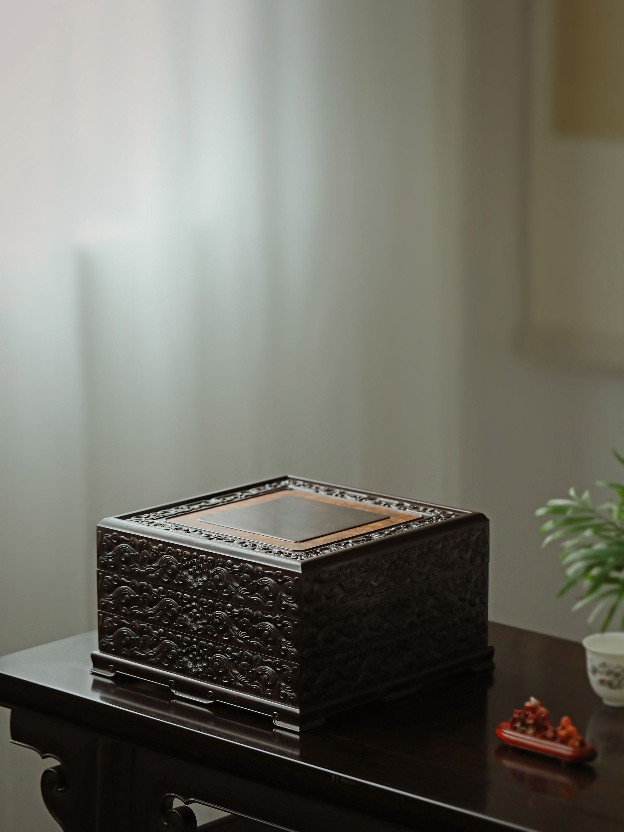 Purple sandalwood tea box with auspicious cloud and scroll patterns, three-tiered lid and four corners.