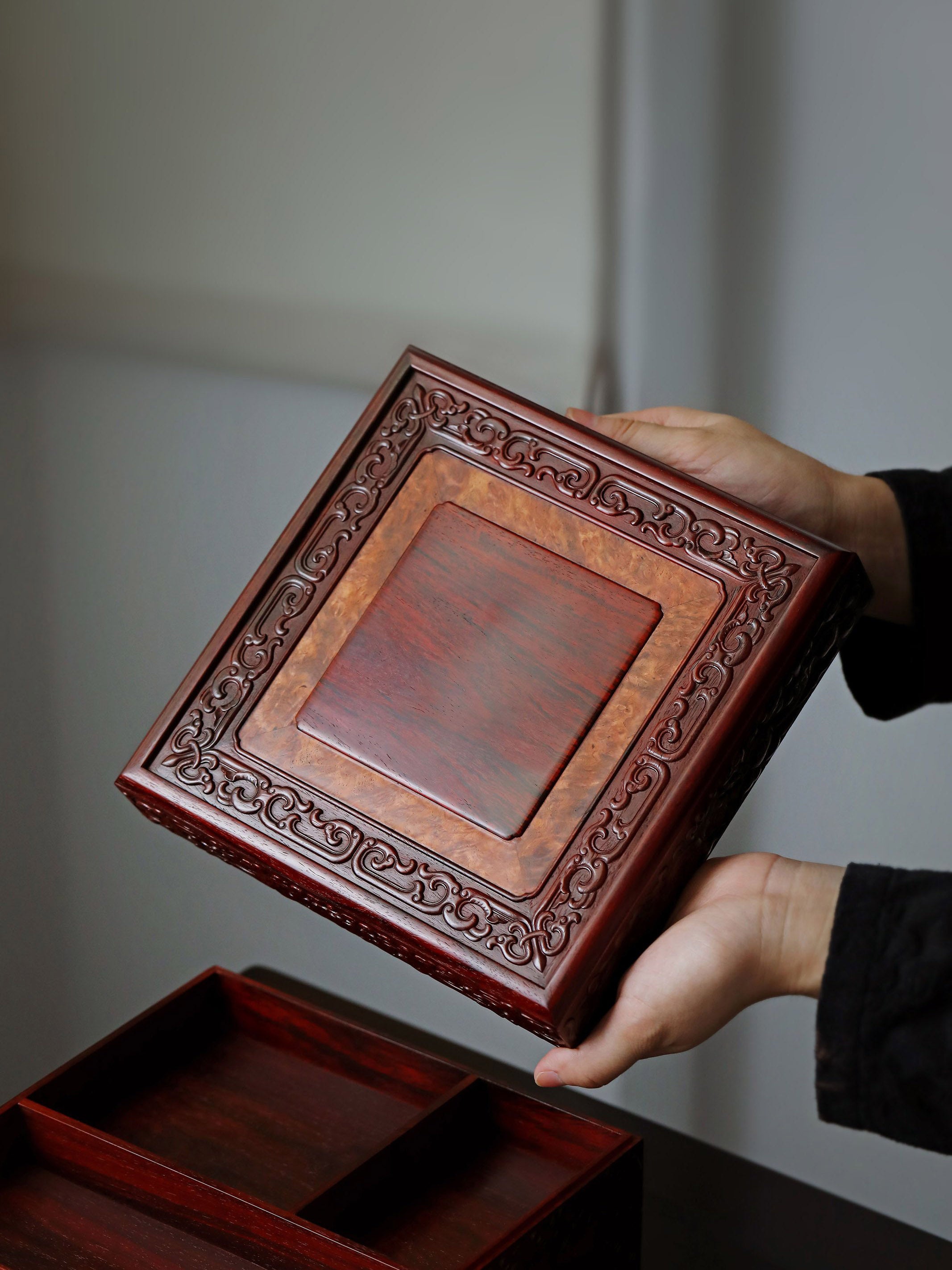 Small-leaf sandalwood tea box with auspicious cloud and scroll patterns, three-tiered lid and four corners.
