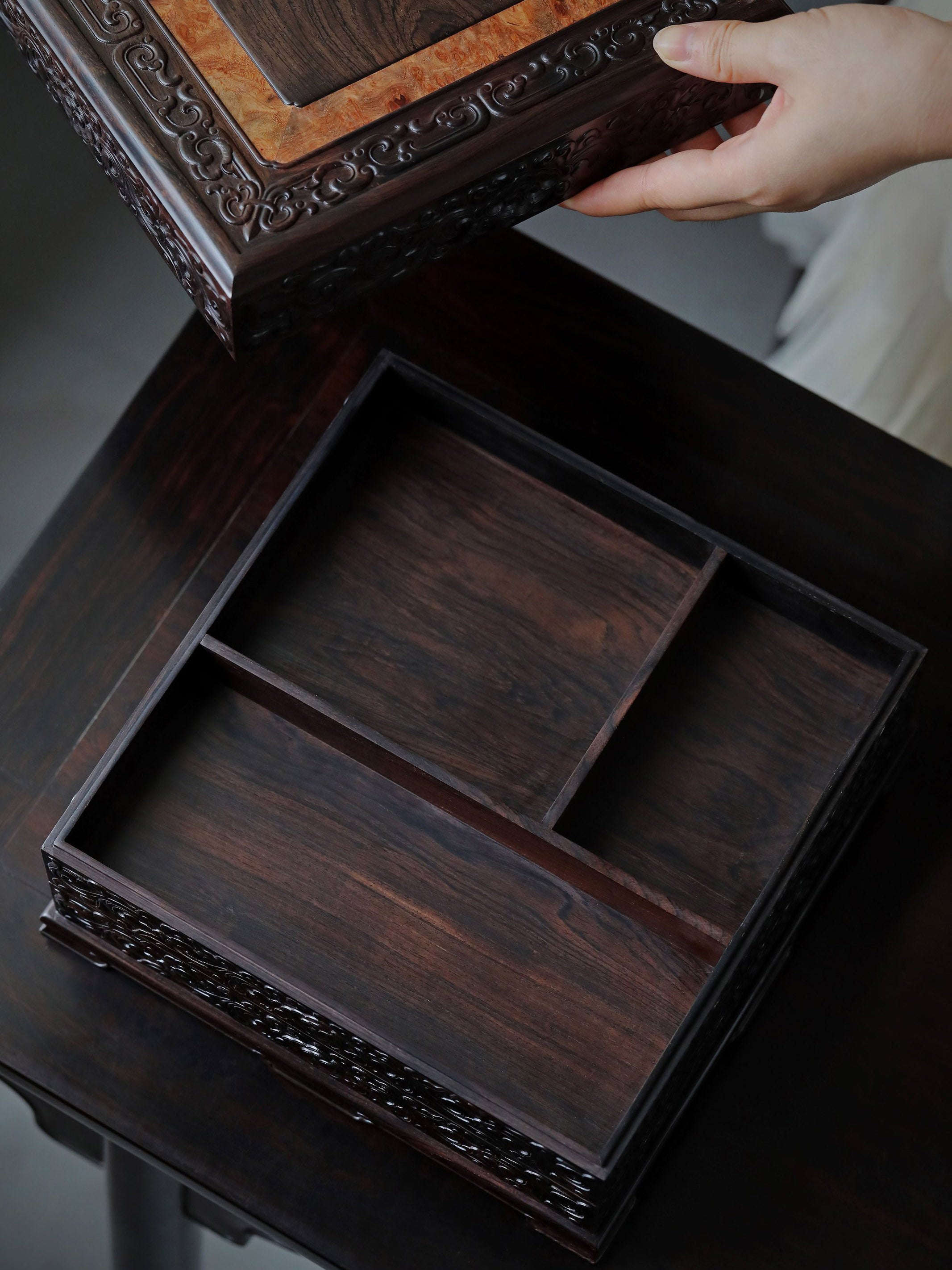 Purple sandalwood tea box with auspicious cloud and scroll patterns, three-tiered lid and four corners.