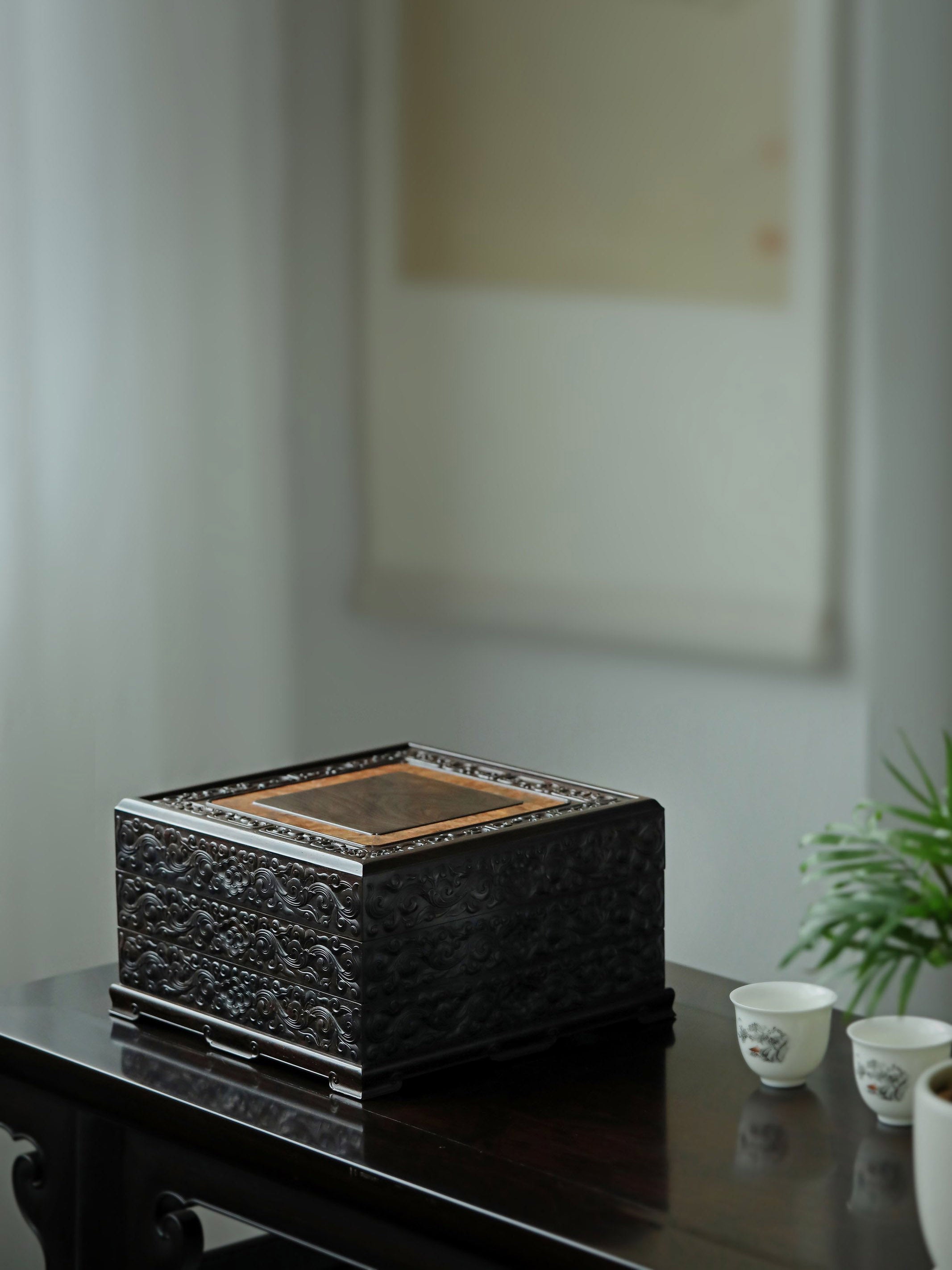 Purple sandalwood tea box with auspicious cloud and scroll patterns, three-tiered lid and four corners.