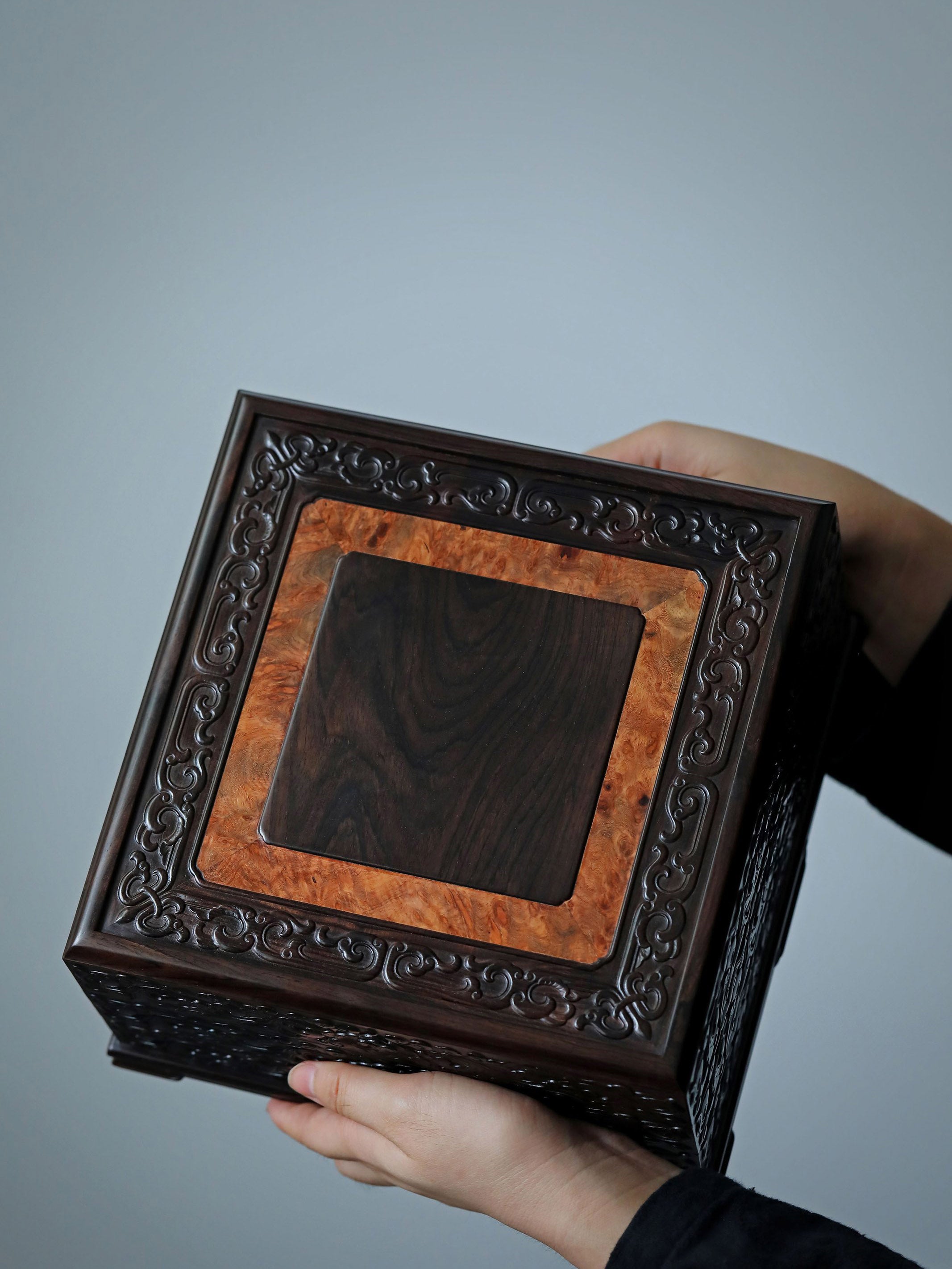 Purple sandalwood tea box with auspicious cloud and scroll patterns, three-tiered lid and four corners.